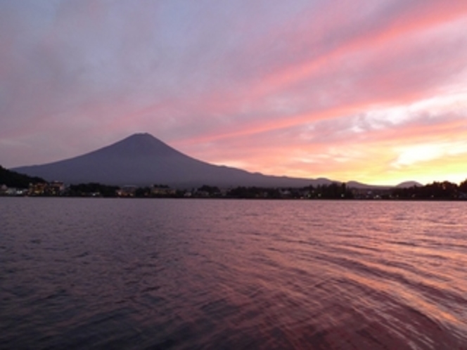 空が夕焼けで染まり、浮かぶ富士山。 