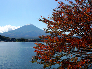 紅葉に染まる１１月の河口湖。 