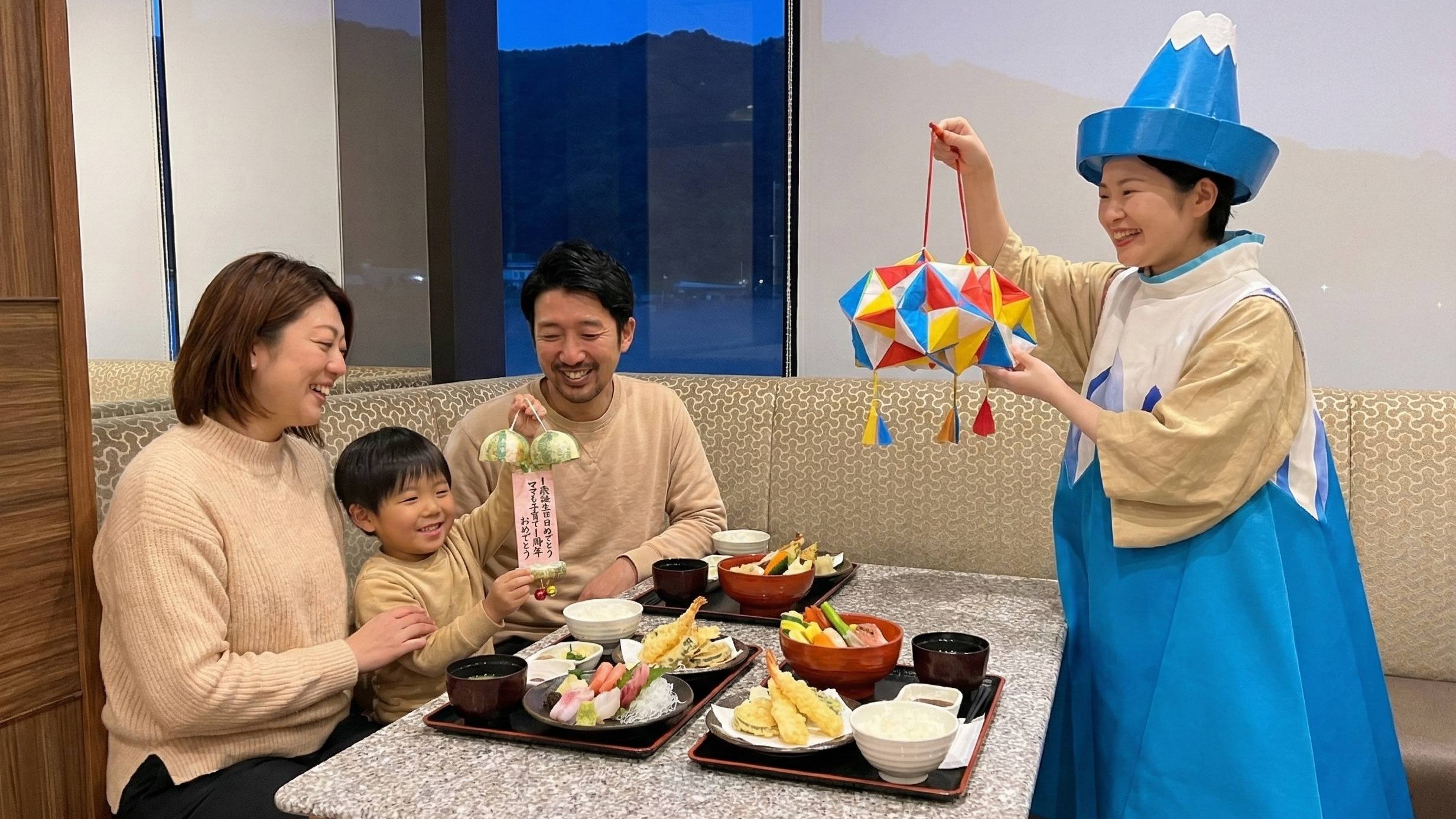 お祝いアクティビティ　手作りくす玉でお祝い