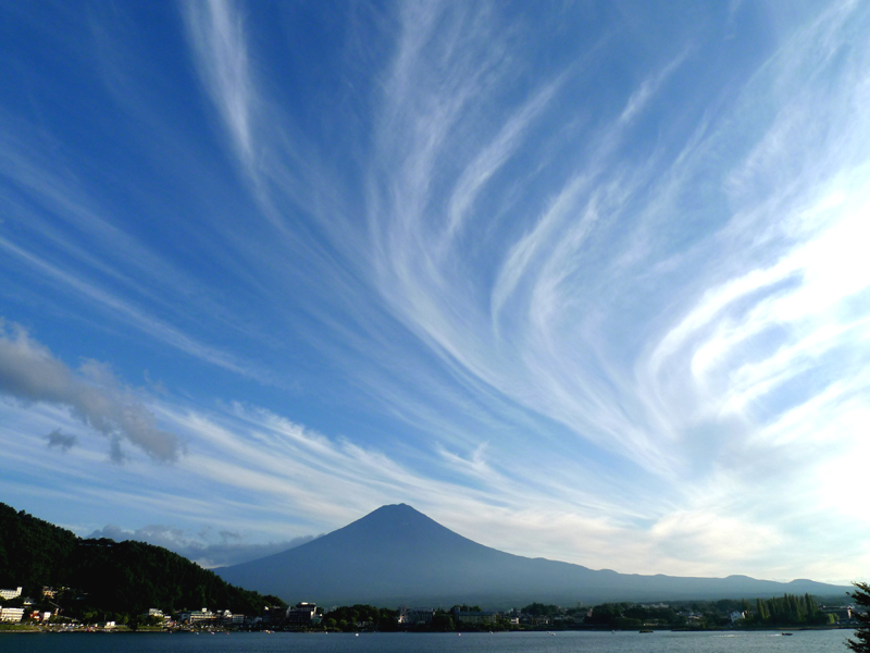 夏の爽やかな風に包まれる富士山
