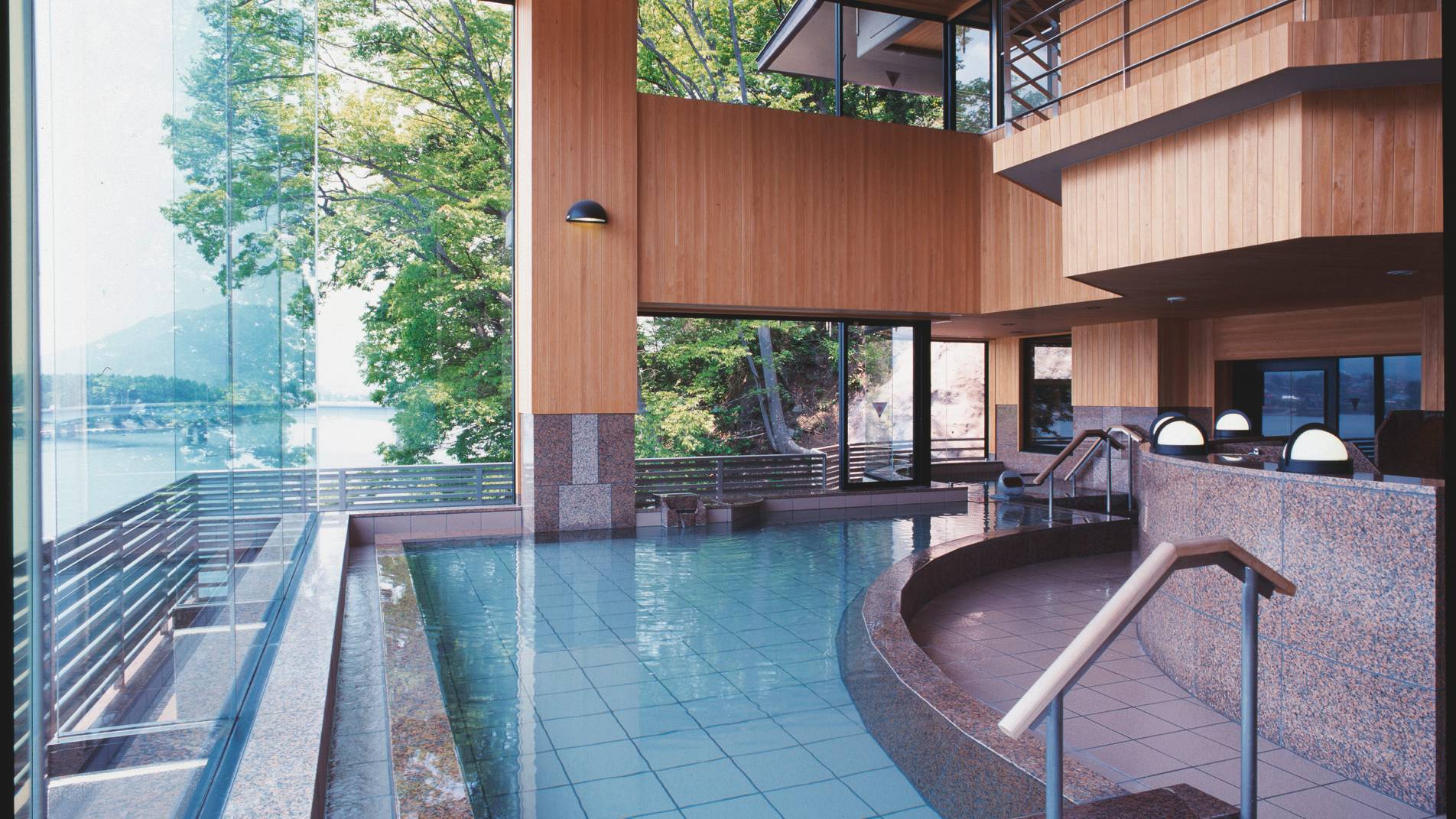 ２層づくりの解放感ある浴場