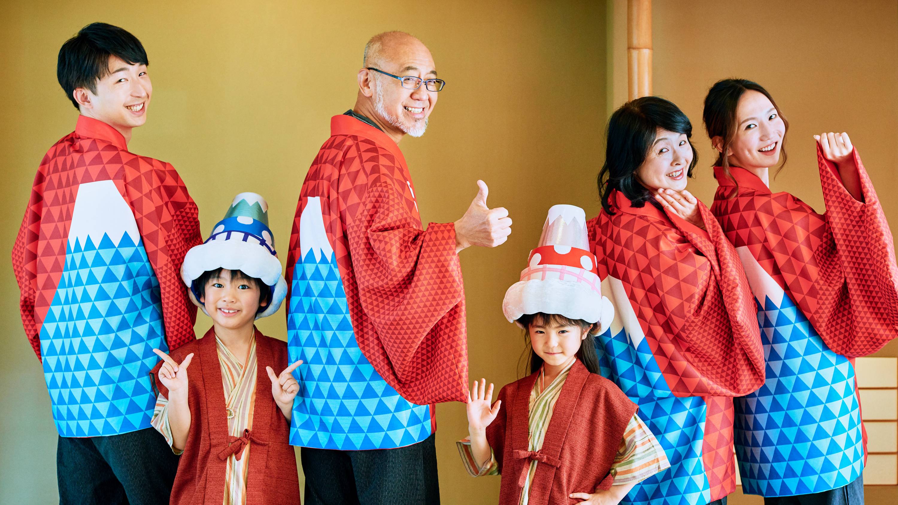 お揃いのはっぴを着て、みんなでお祝い