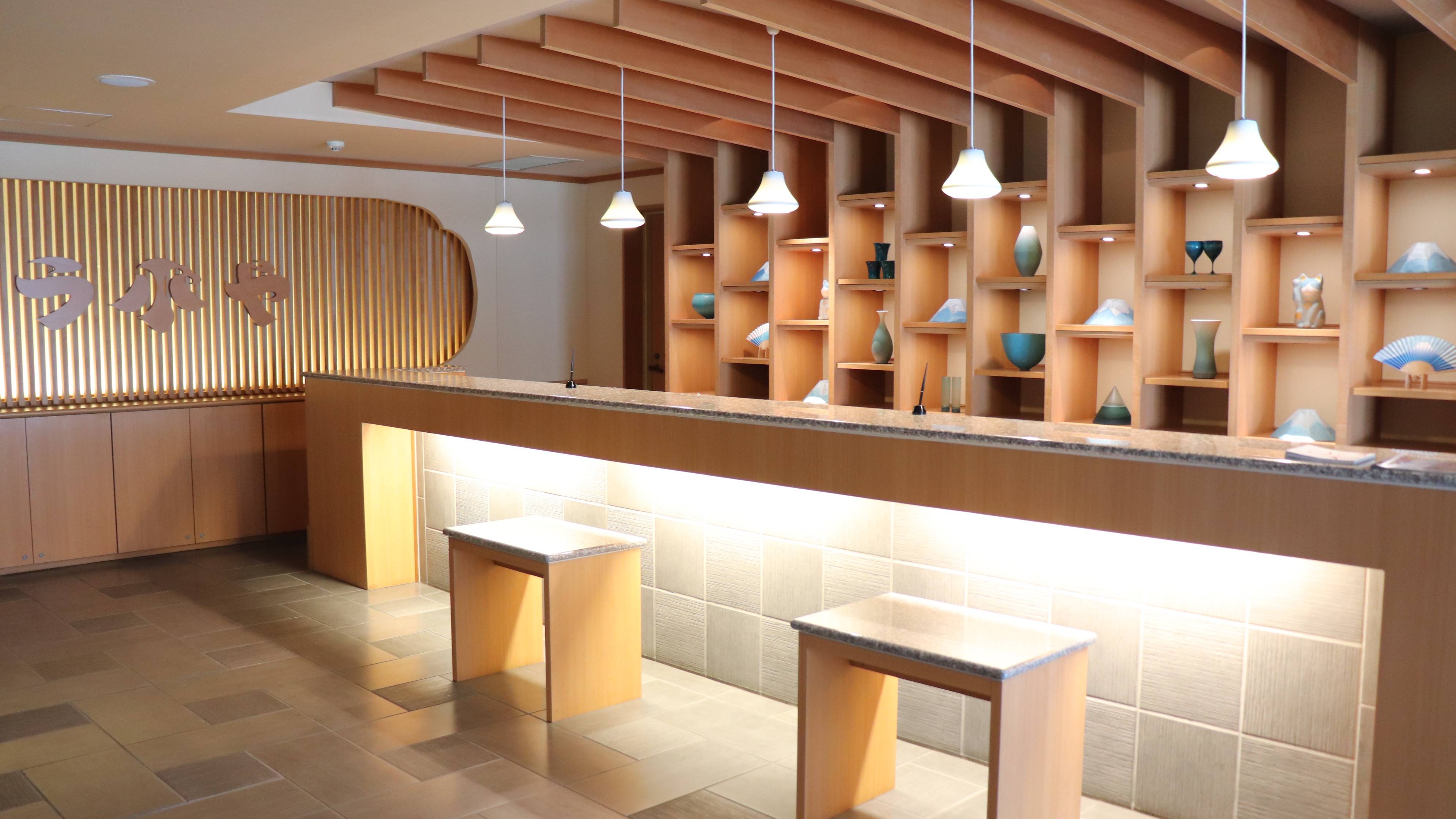 山梨の和紙や地元作家のオブジェを展示しているフロントロビー。