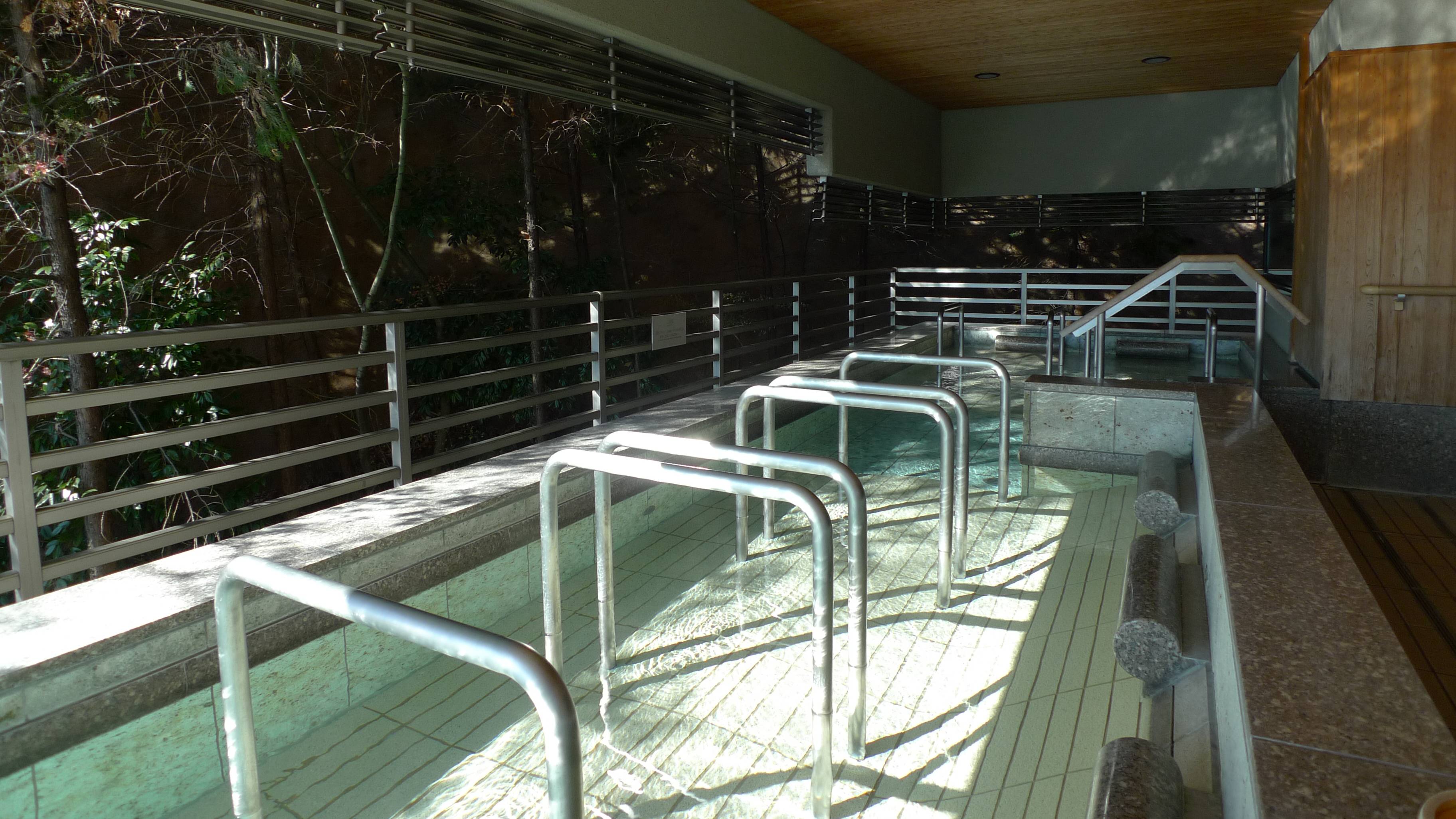 身体をあずけ、ゆったりとくつろげる寝湯