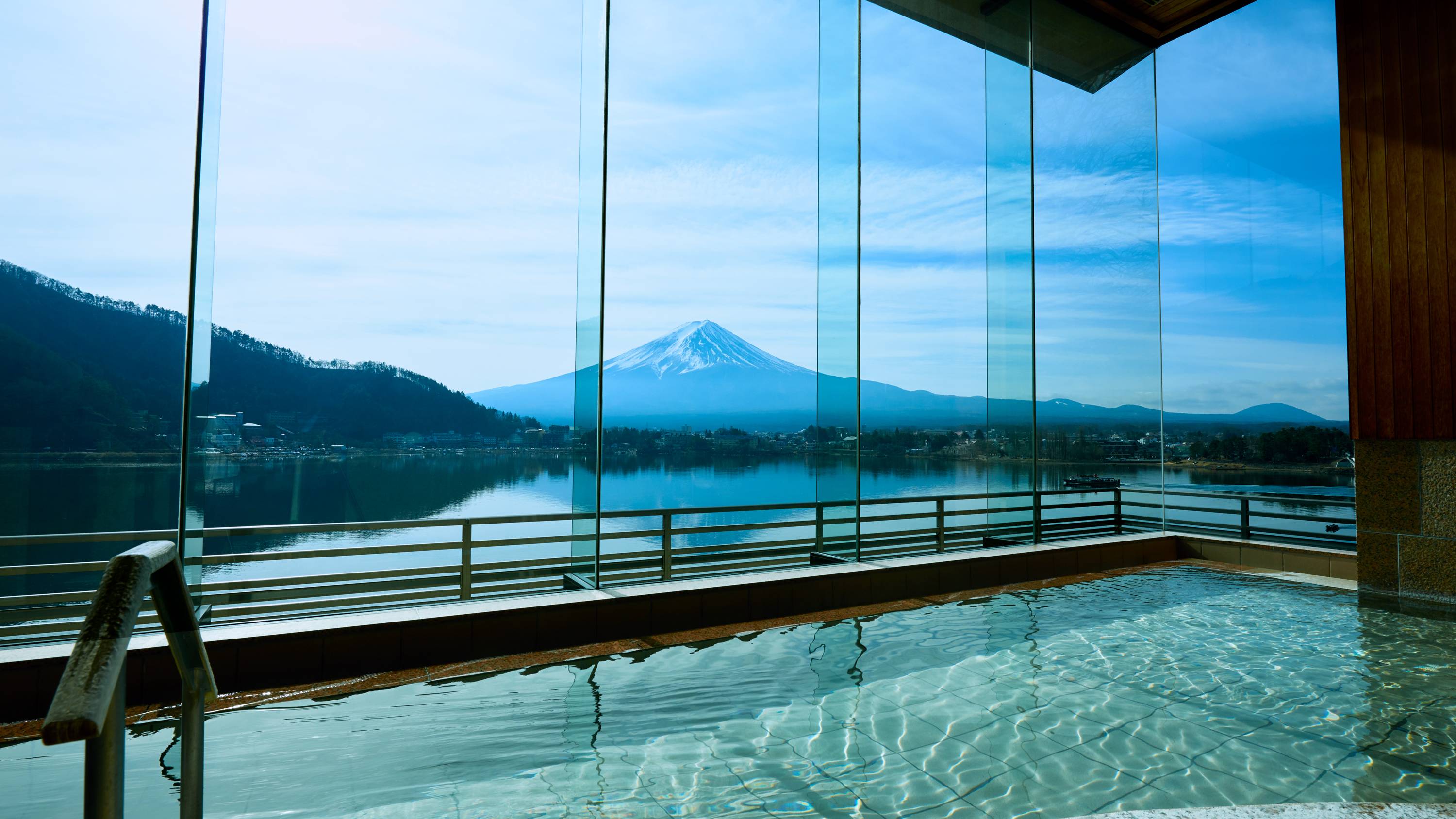 雄大な富士山を眺めながら、温泉に浸かるひととき。 日常の疲れがゆっくりと溶けていくのを感じながら、ただ静かに景色を眺める。 そんな贅沢なひとときが、心とからだを芯から癒します。