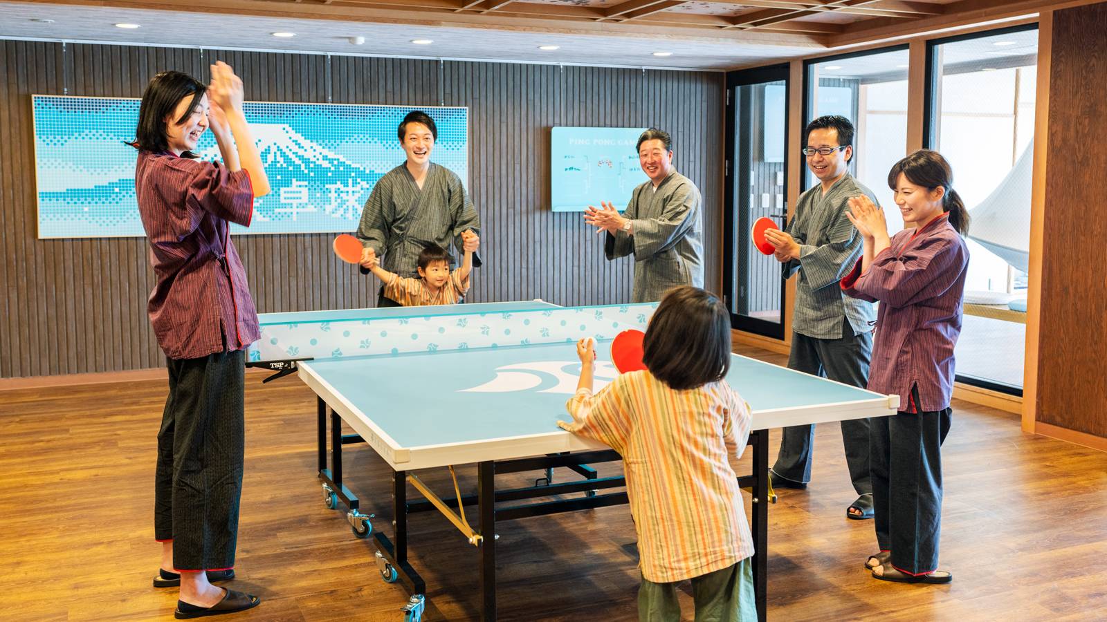 家族みんなで温泉卓球