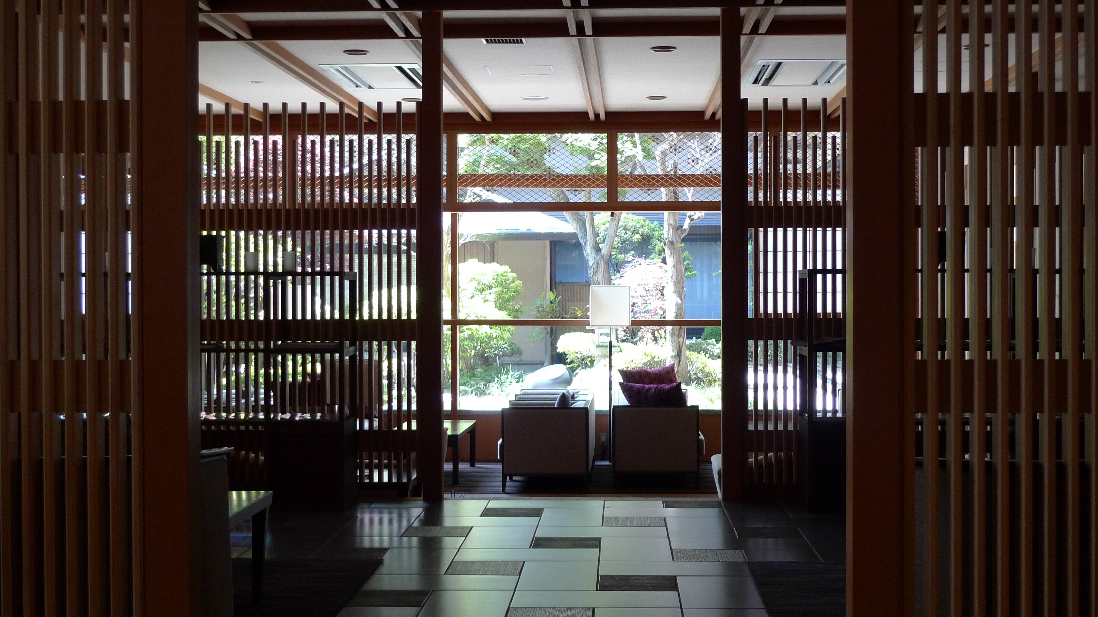 和の趣きをしつらえたフロントロビー。