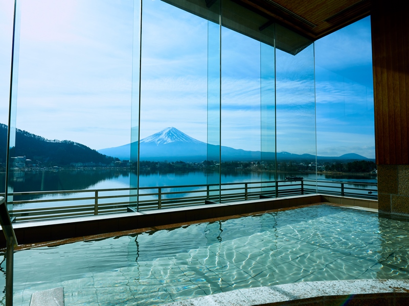 富士を一望。目の前に富士山と河口湖の絶景が広がります。