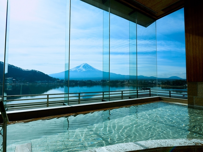 富士を一望。目の前に富士山と河口湖の絶景が広がります。