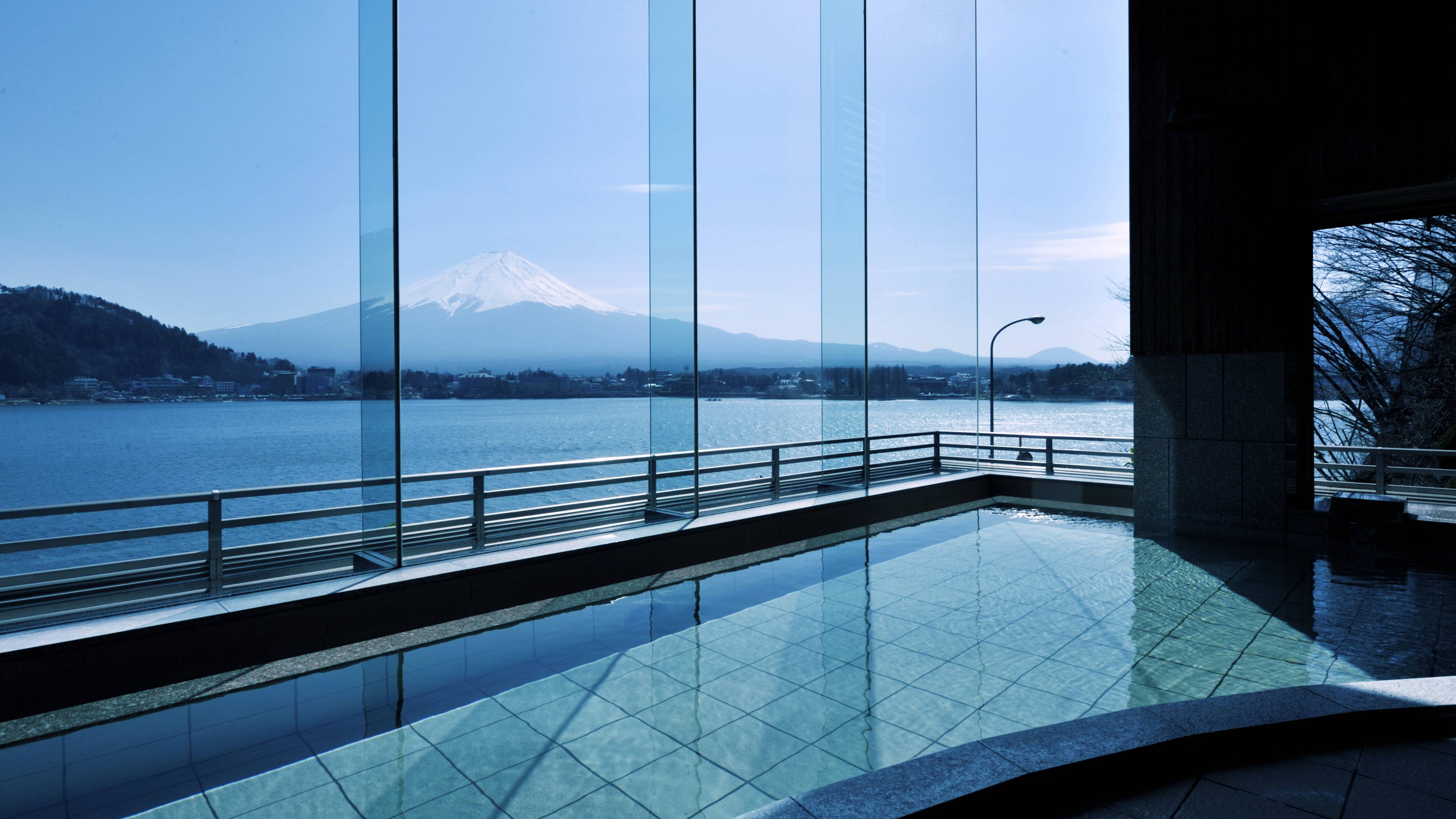 温泉に浸かりながら富士山