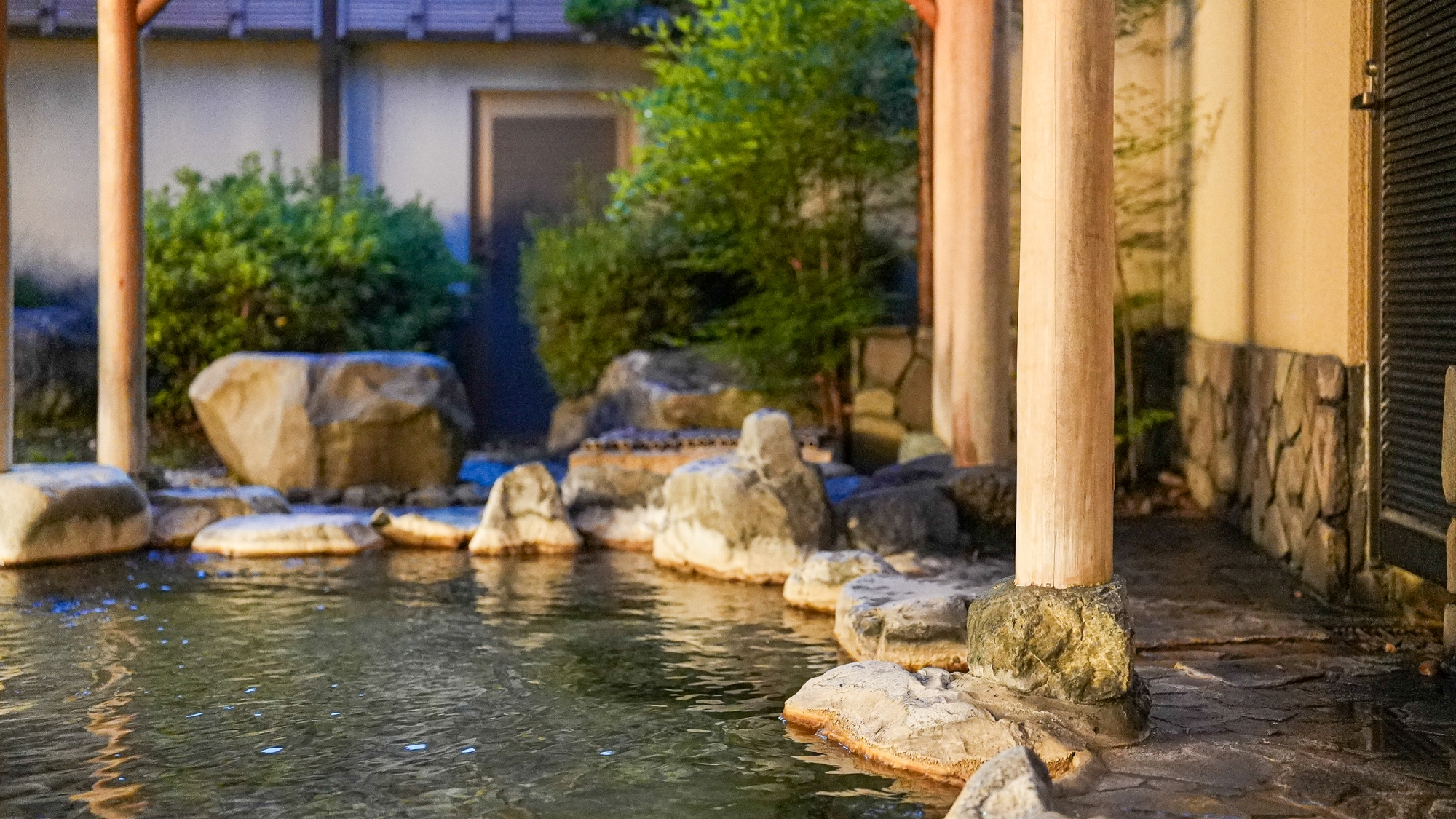 *【露天風呂】温かい湯船に浸かりながら、自然のぬくもりに心癒されるひと時。