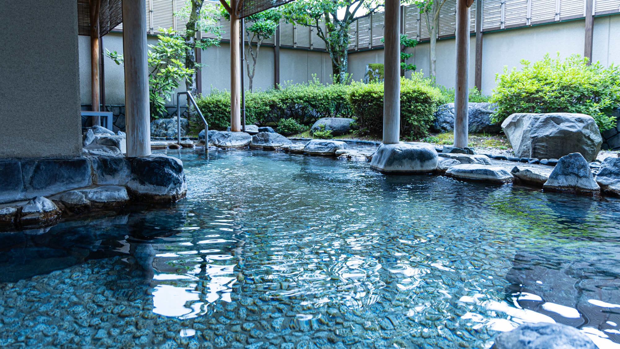 *【露天風呂】温かい湯船に浸かりながら、自然のぬくもりに心癒されるひと時。