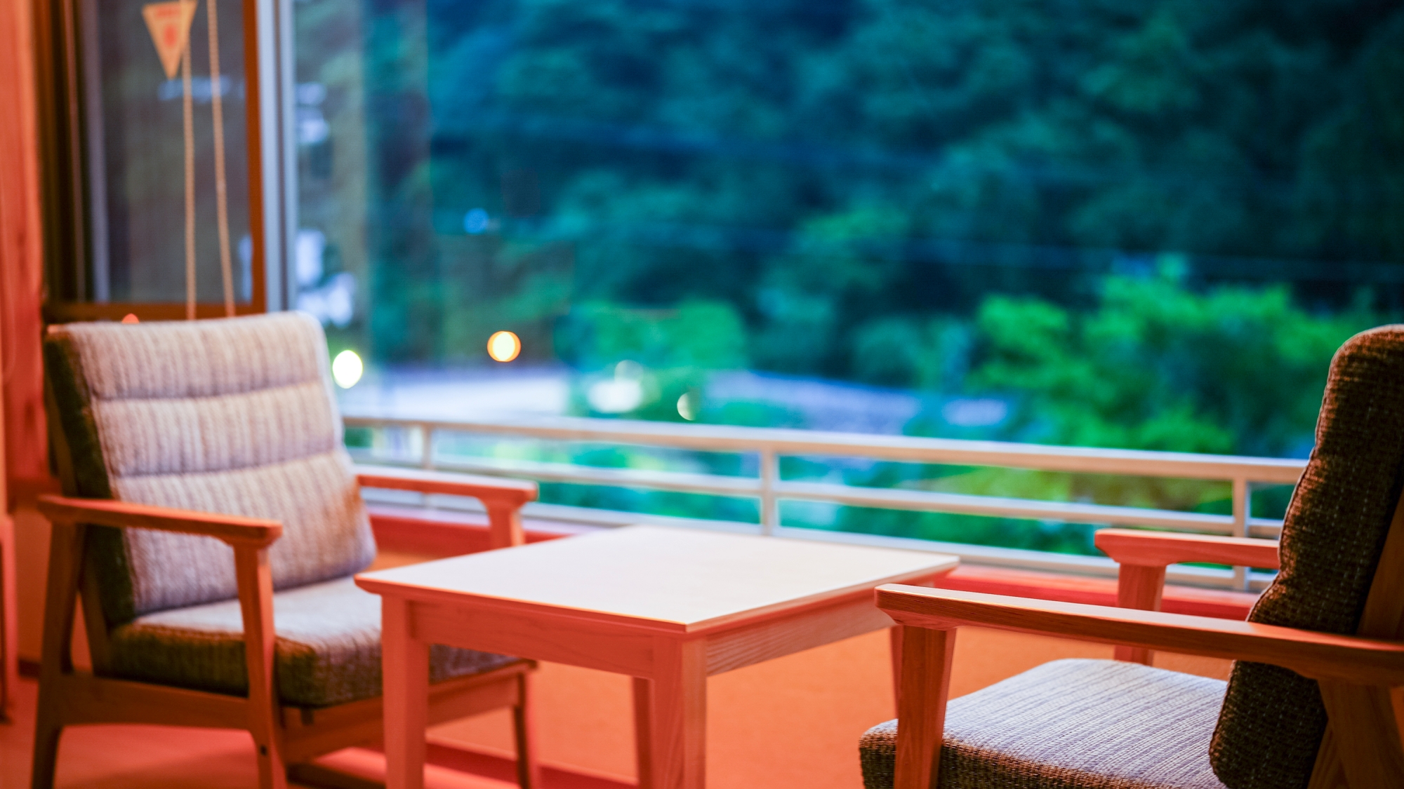 *【和室一例】窓から見える山々の緑が美しく、ゆったりお過ごしいただけます。