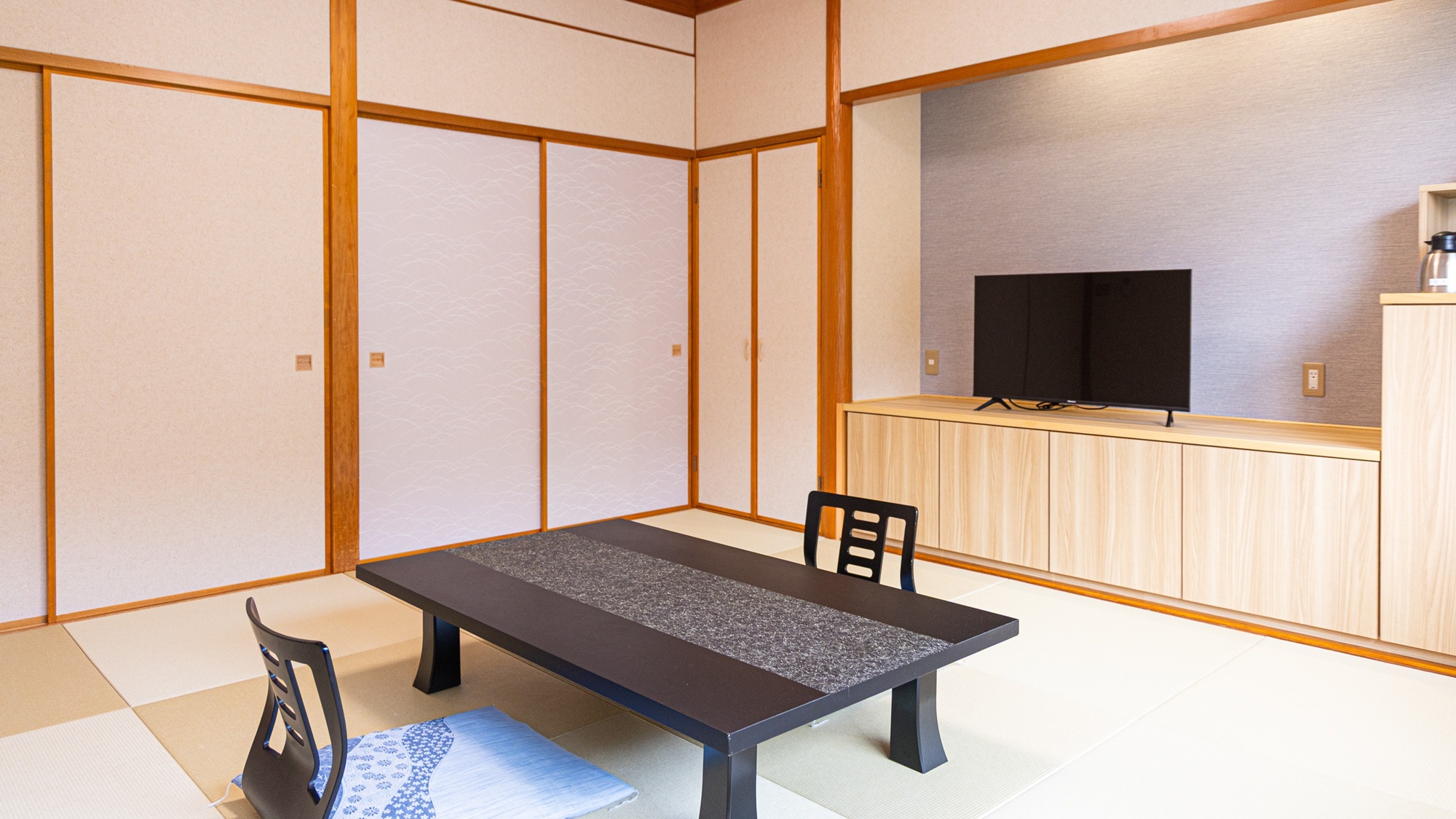 *【和室一例】伝統的な和の趣と洗練されたモダンデザインが調和したお部屋。