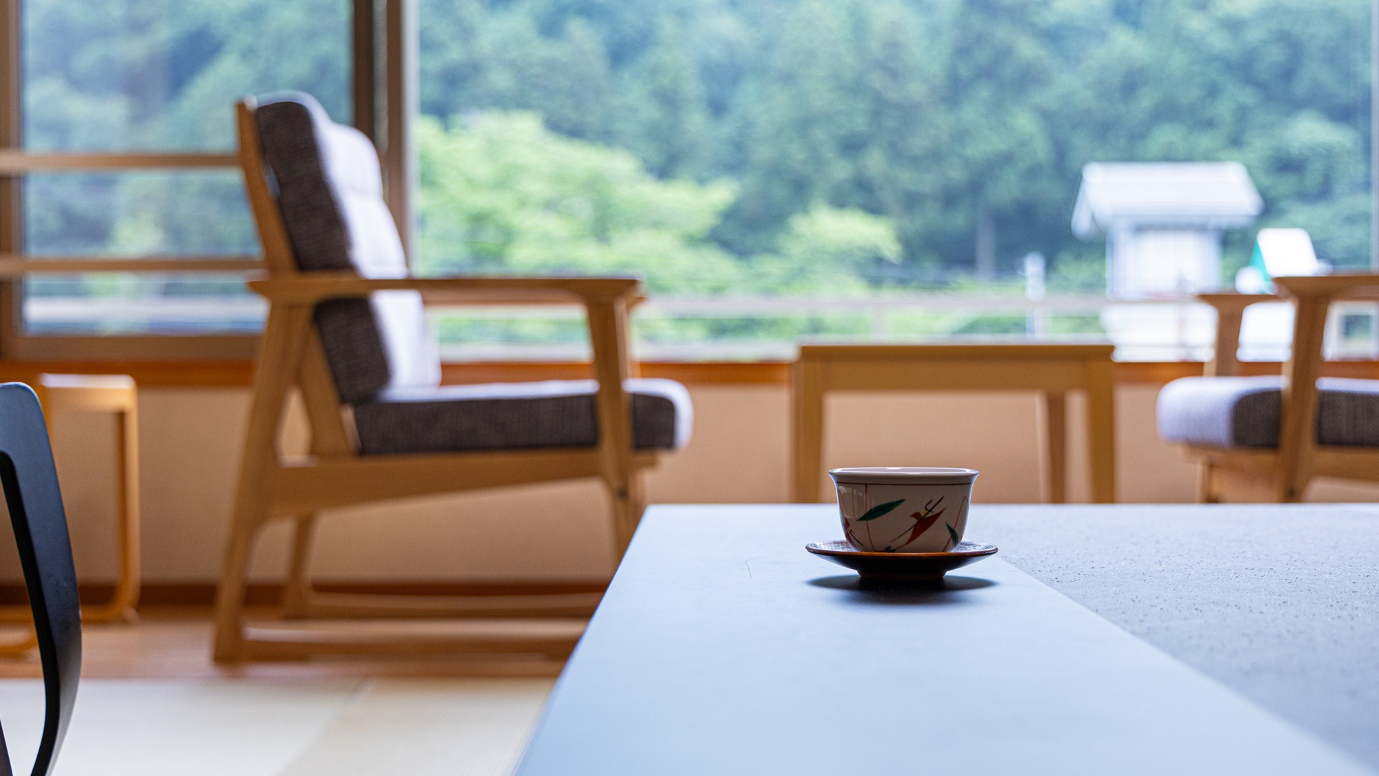 *【和室一例】窓から見える山々の緑が美しく、ゆったりお過ごしいただけます。