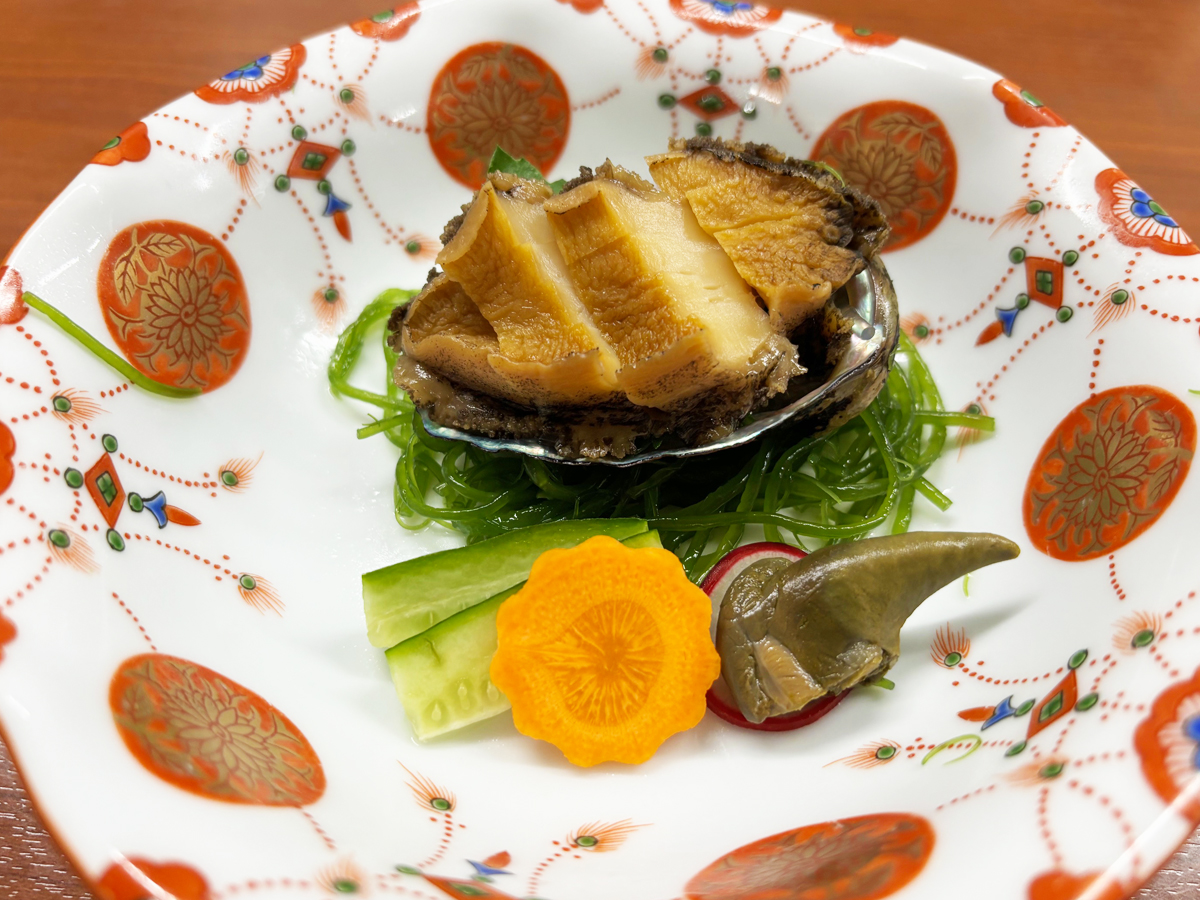 磯の香り漂う肉厚な鮑（※季節商品）