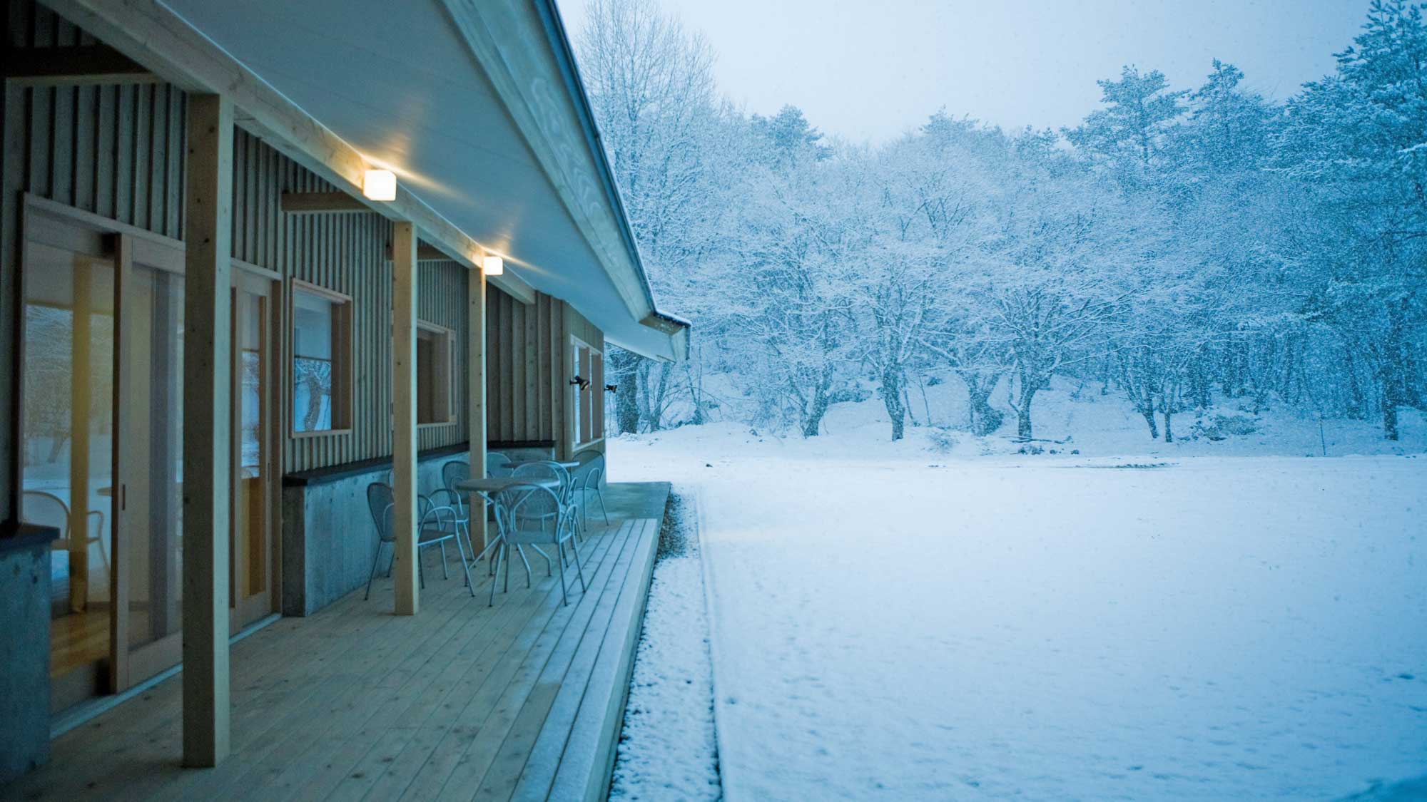 【ダイニング外観／冬＊】雪がしんしんと降り積もる静寂の時
