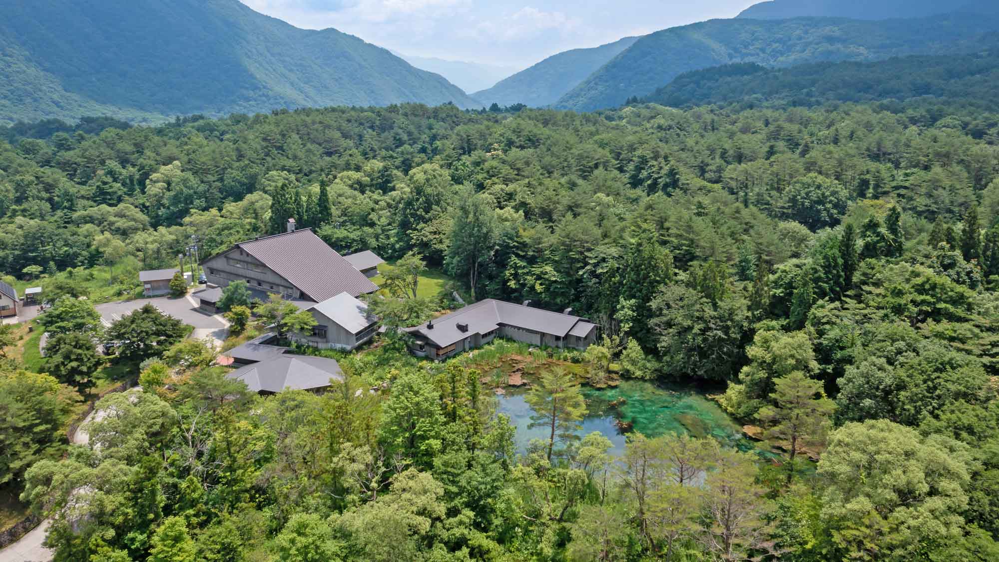 【外観空撮＊】築40年の山荘をリユースしたホテルです