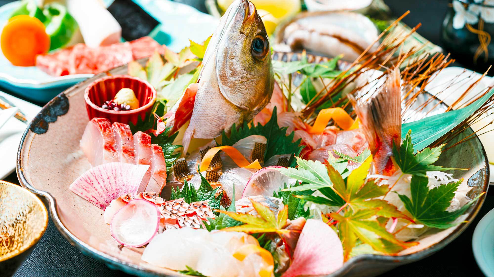 【夕食一例：豪華会席プラン】玄界灘で獲れた新鮮ぷりぷりの旬魚のお刺身をご堪能いただけます。