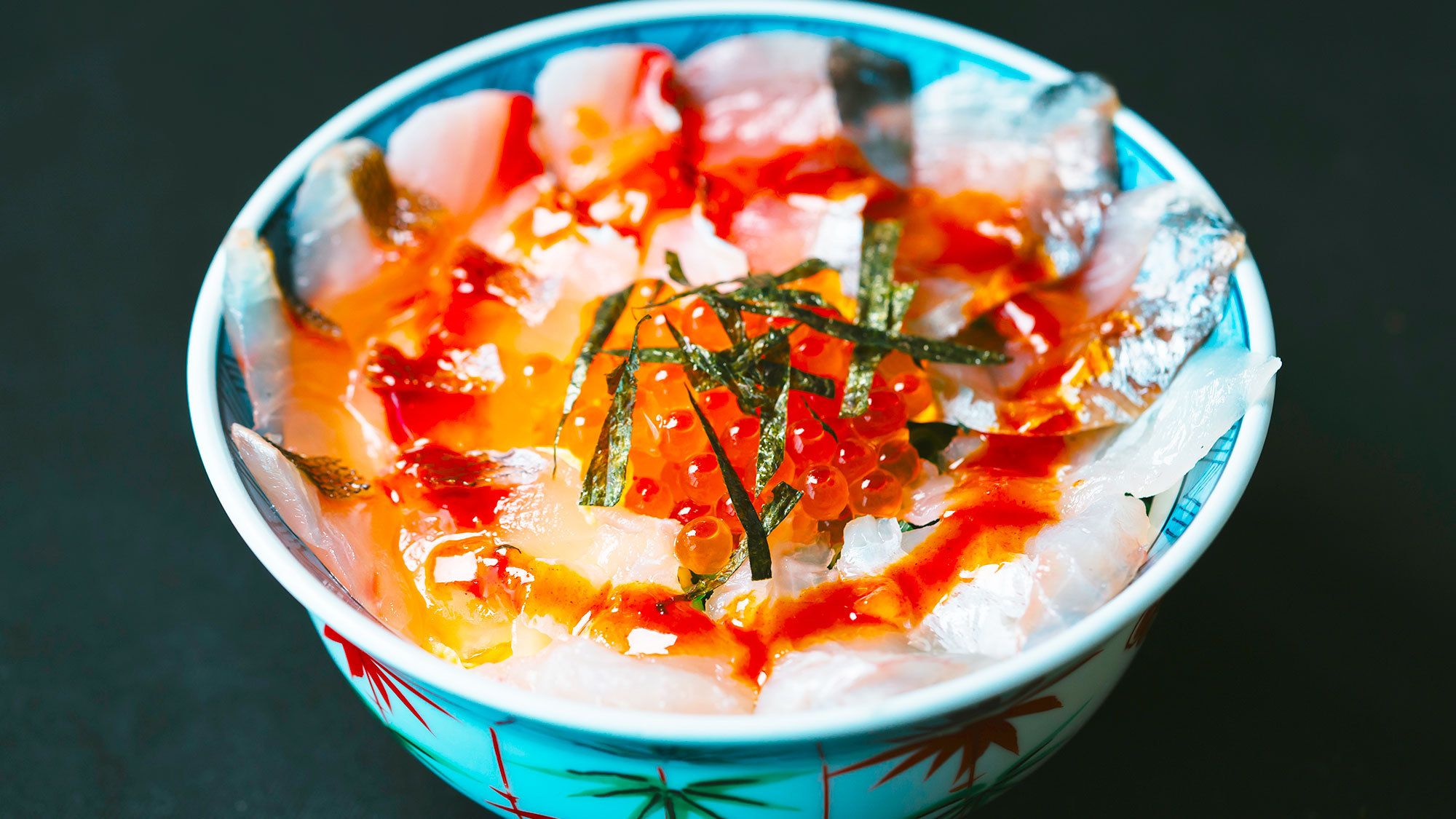 【夕食一例：唐津ん魚グルメプラン】2種類の旬の魚をお好きな薬味で楽しめる、青白魚たっぷりのっけ丼。