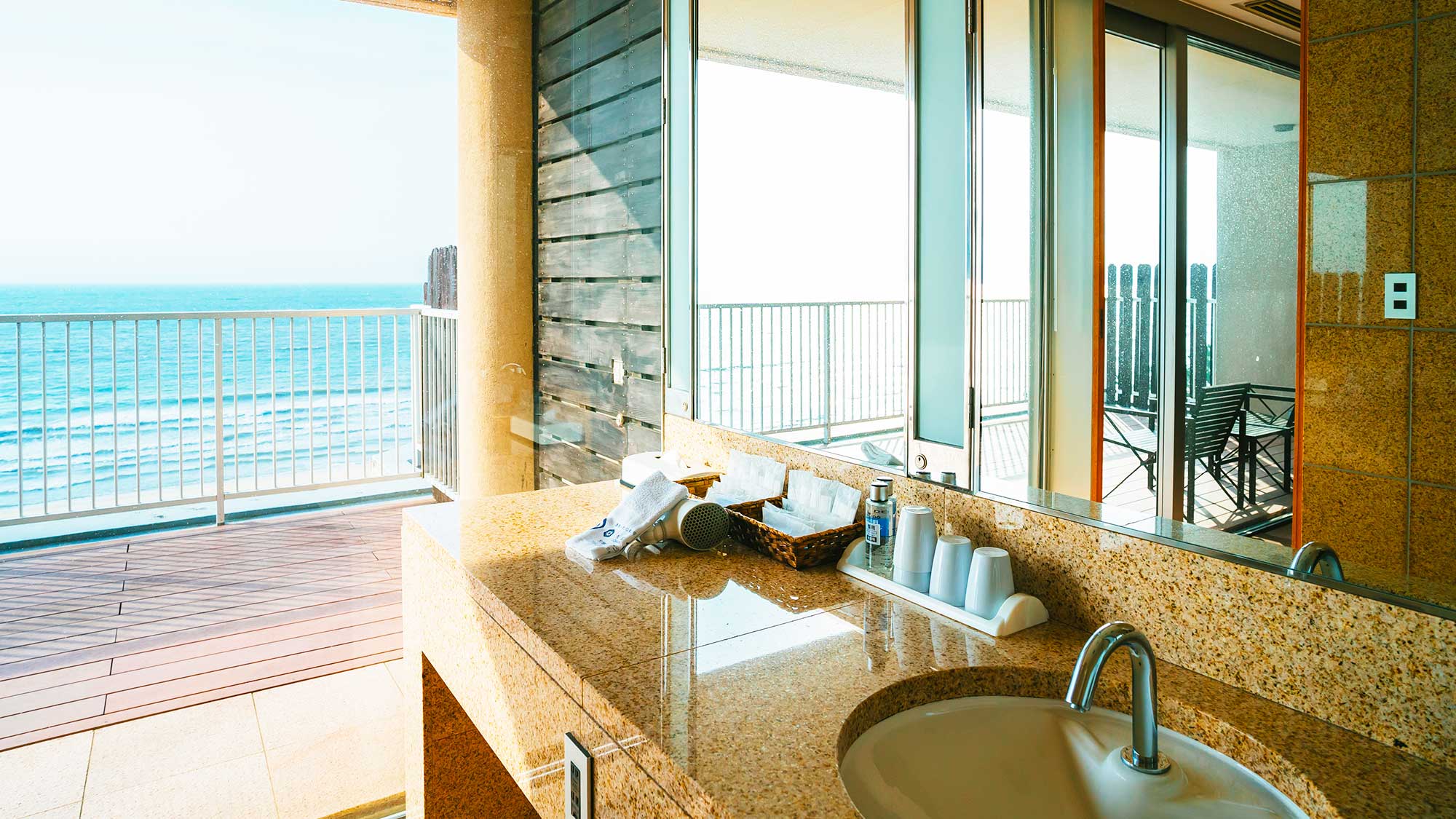 【展望バルコニー付特別室／松柏（和室）18畳】浴室・洗面からも海の景色が眺められます。