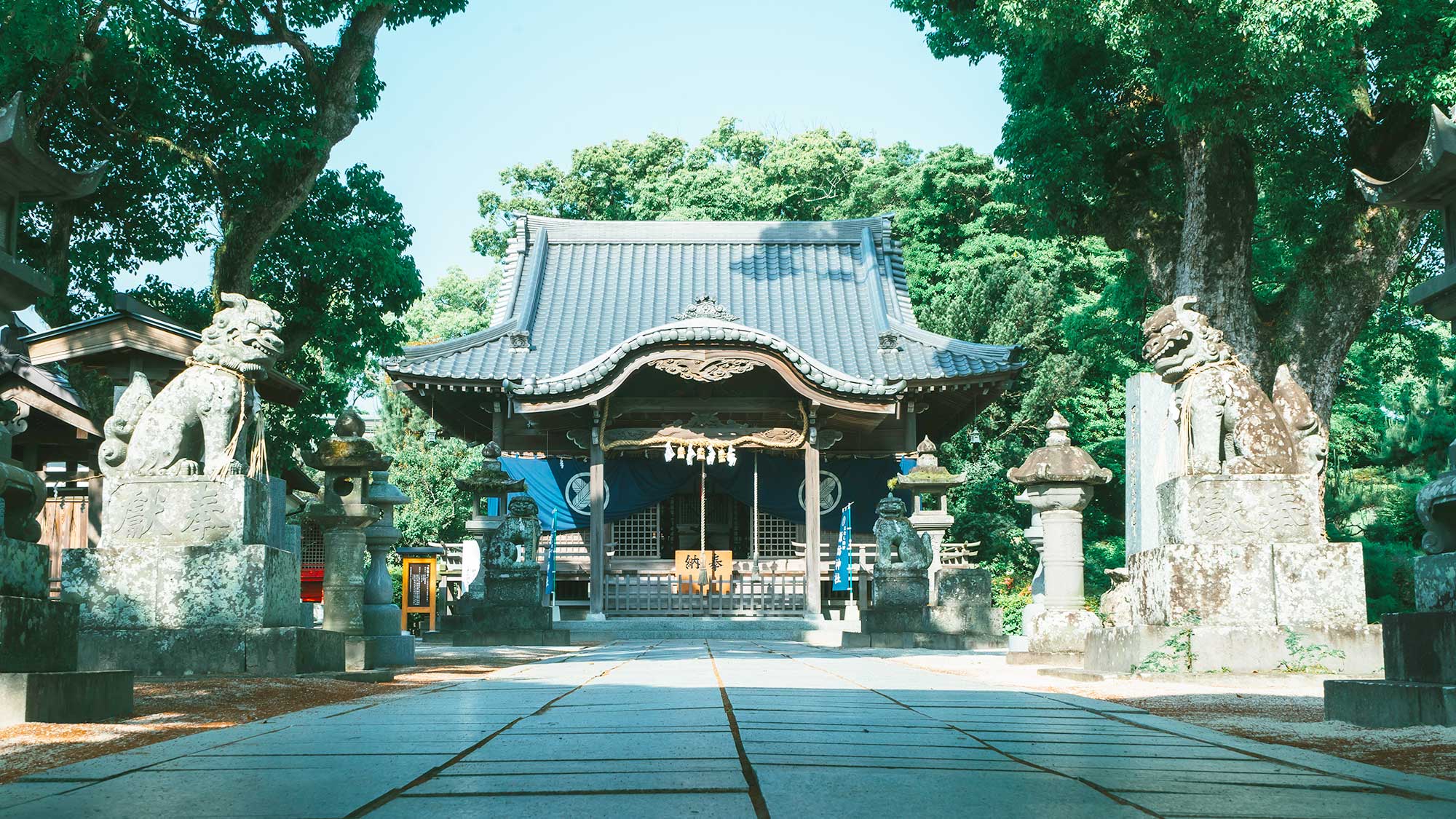 【諏訪神社】当館より徒歩6分。マムシ除けの神社としても有名です。