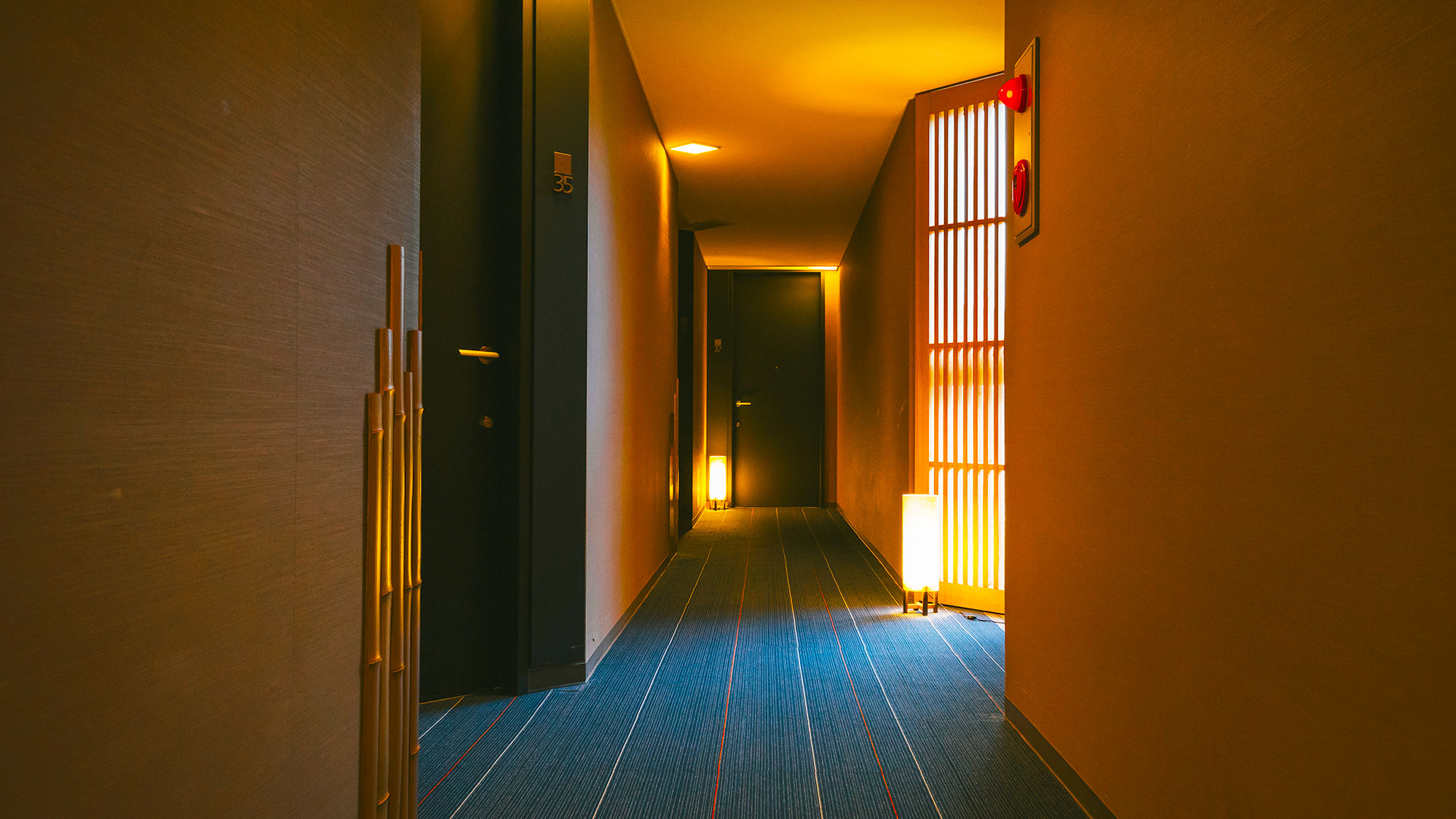 【客室廊下】モダン建築の中に和の雰囲気を取り入れた空間で、非日常のひと時をお過ごしください。