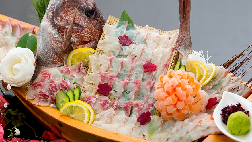 【お食事】夕食メニュー一例／鯛の舟盛り