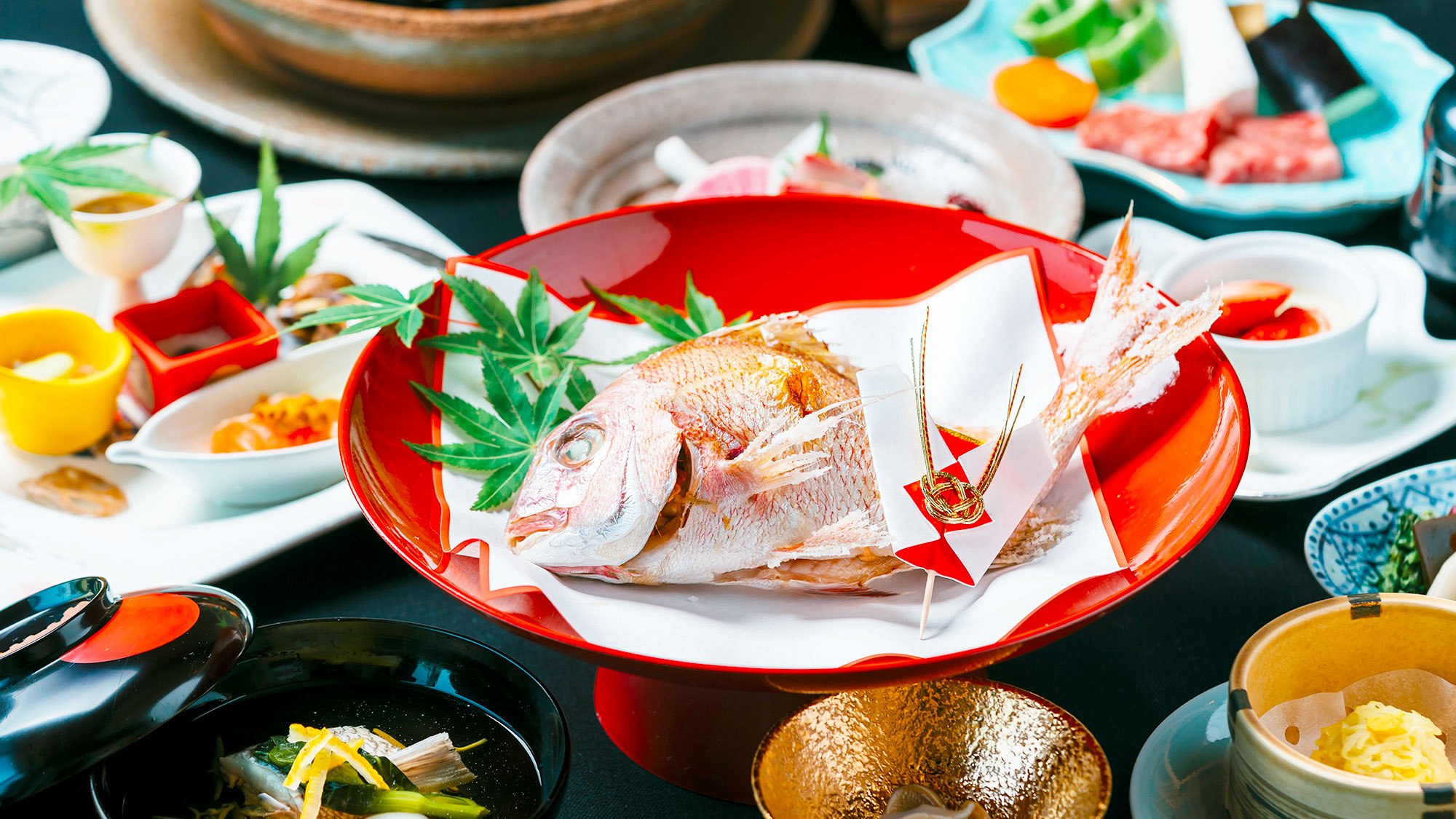 【夕食一例：家族でお祝いプラン】お祝いの席にふさわしい、鯛の姿焼きが付いた御祝膳をご用意いたします。