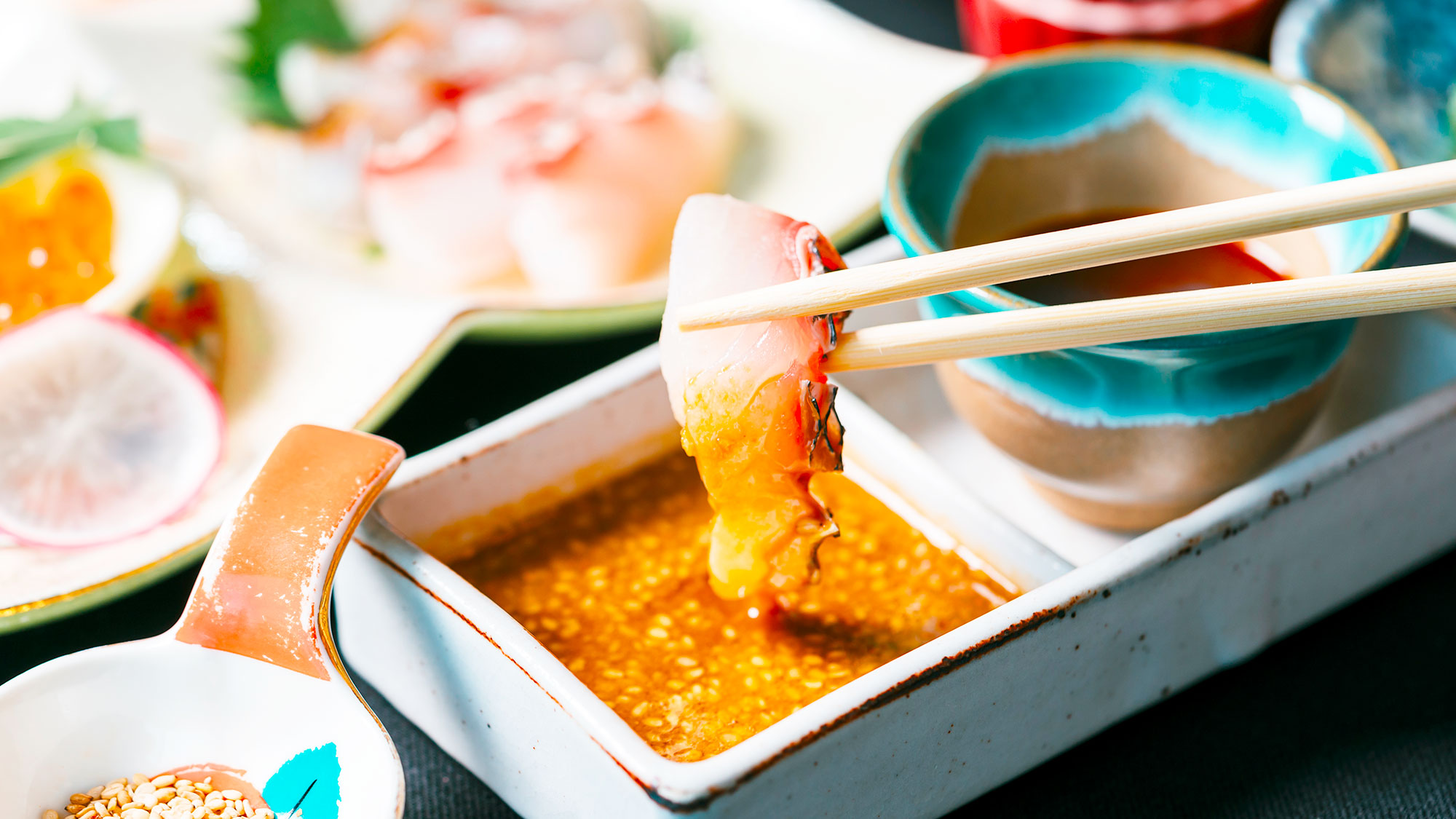 【夕食一例：唐津ん魚グルメプラン】青と白、各1種類の旬の魚をご用意。お好きな薬味と一緒にどうぞ！
