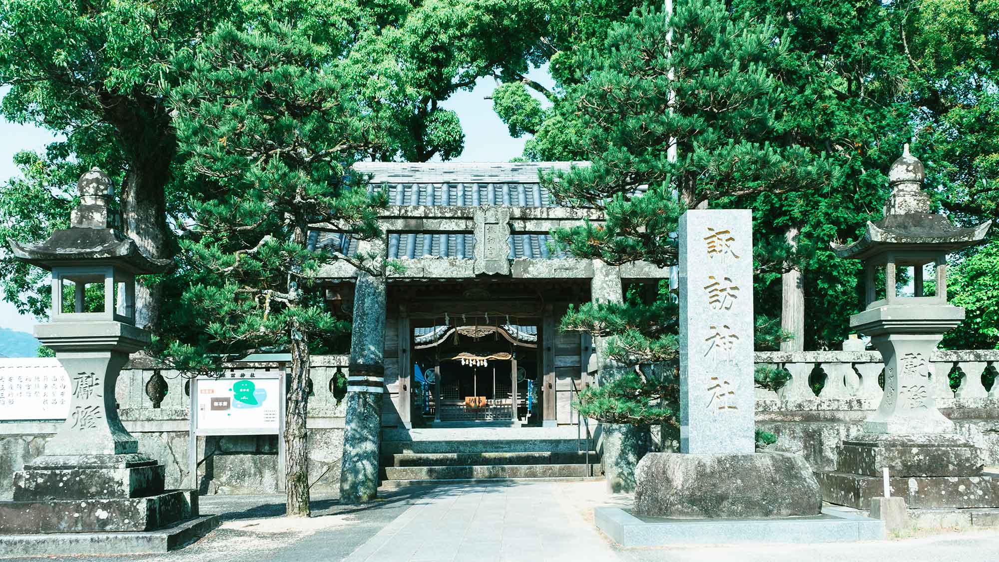 【諏訪神社】当館より徒歩6分。恋伝説、鷹をめぐる百済の王子と諏訪姫のロマンを伝える神社です。