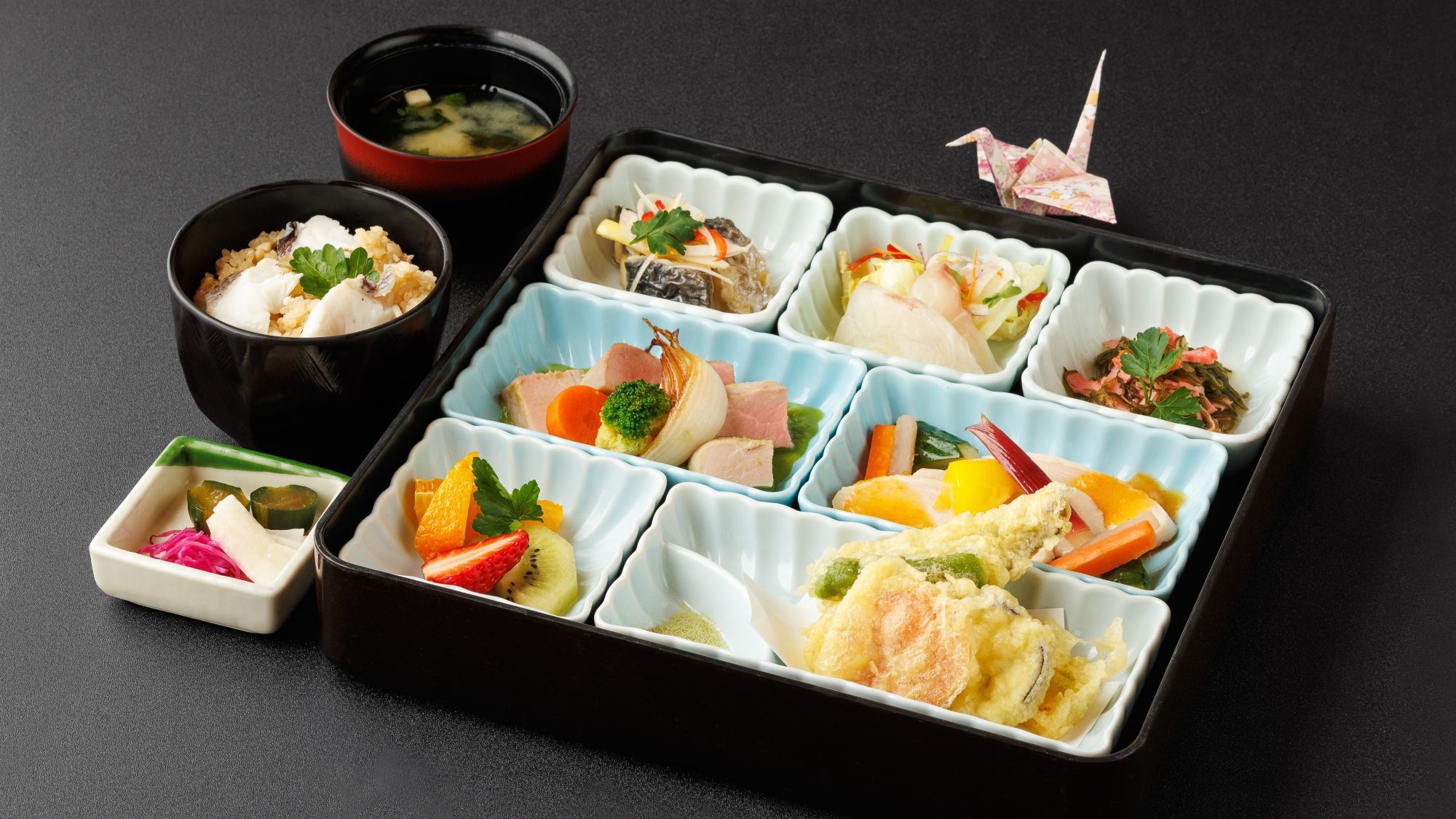 【日帰り／観劇＆お食事】観劇カモメセット★午後の部★『新　鶴姫伝説　〜鎧に白い花を〜』