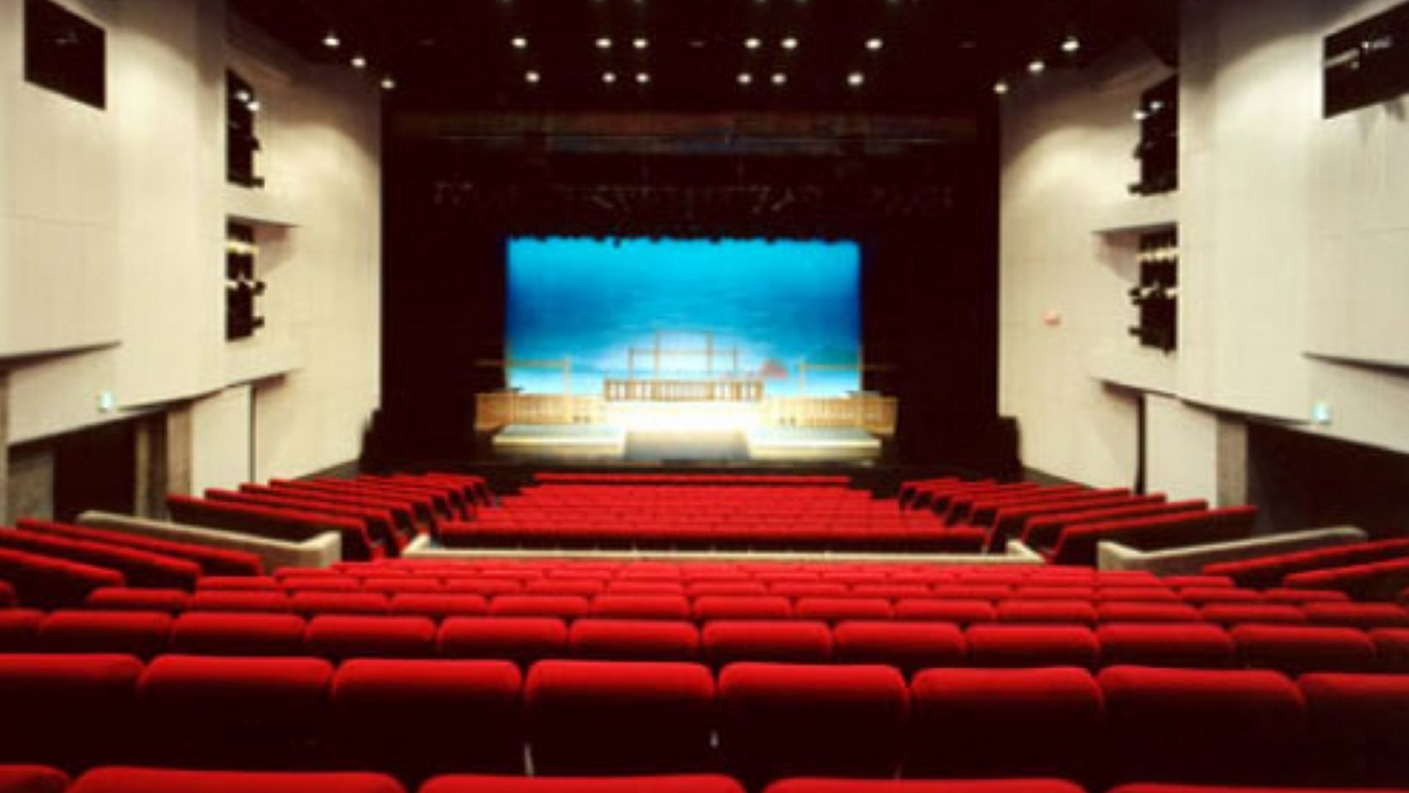 坊っちゃん劇場☆ミュージカル専用の劇場として、席のレイアウトも観客主体で設計されております。