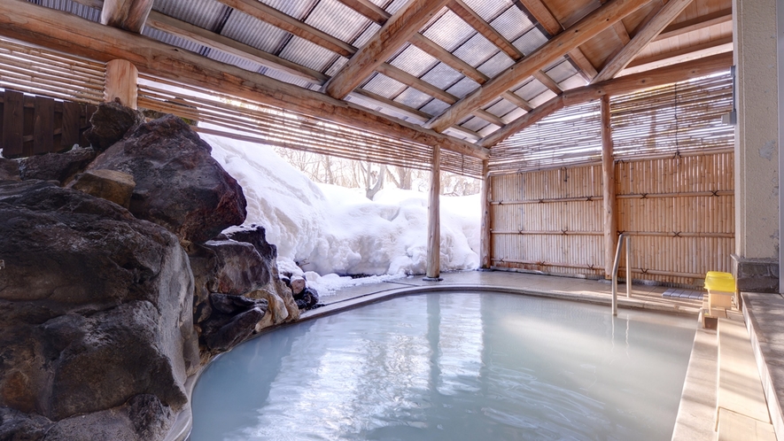 *露天風呂/東北の湯治場として有名な鳴子温泉。降り積もる雪景色を眺めながら贅沢な湯浴みを。
