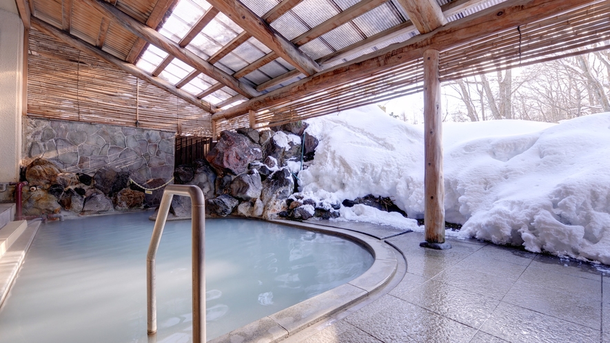 *露天風呂/温かい湯船に浸かりながらの雪見露天。この時期ならではの愉しみ。