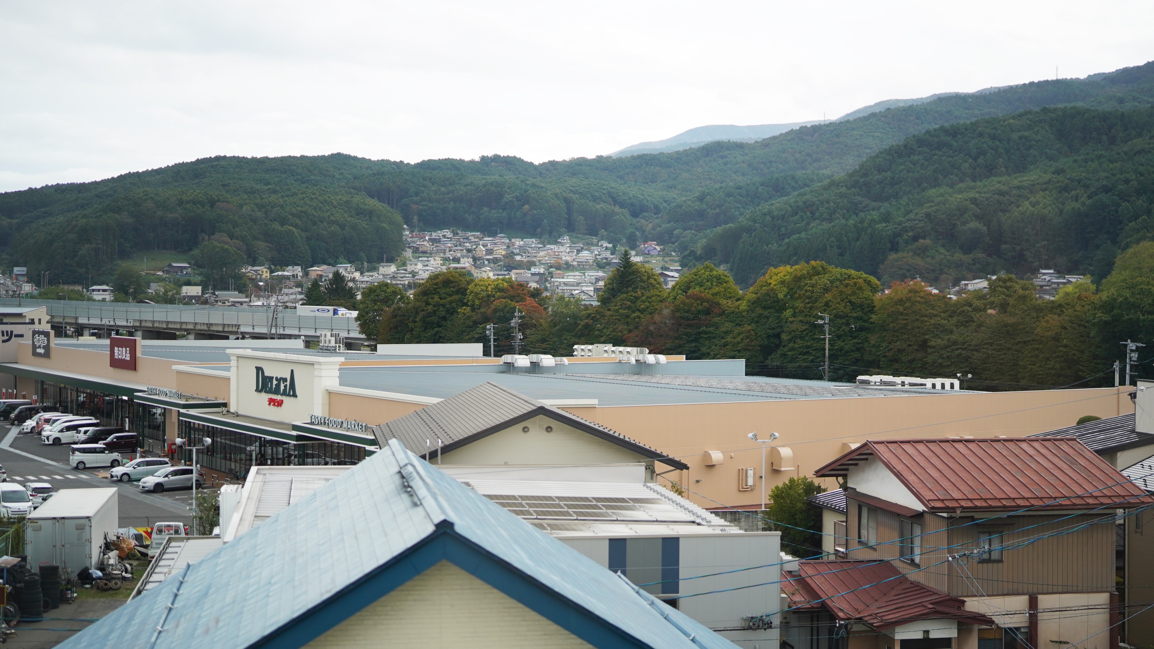 近くにお店もございます