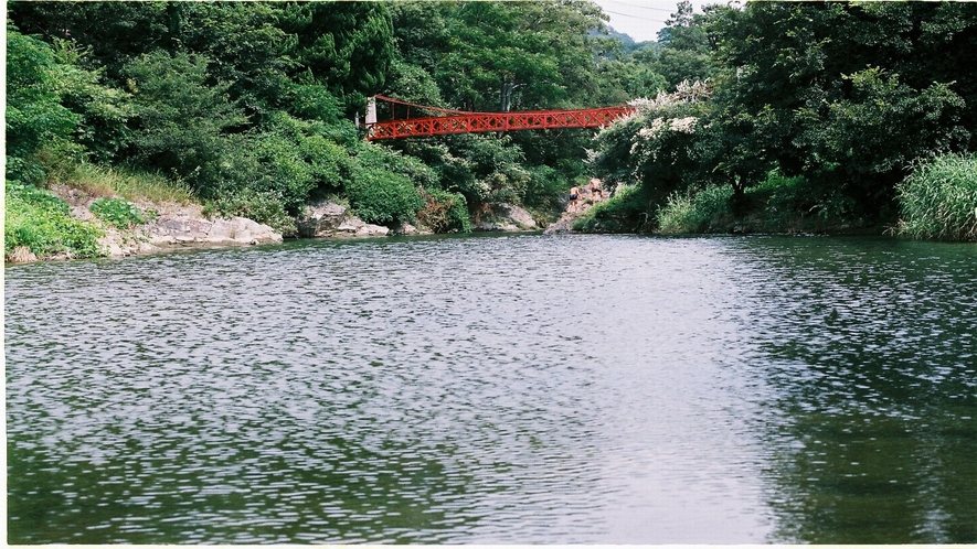 【岩堰の赤橋】往時の暴れ川が江戸時代の治水工事で静かできれいな淵