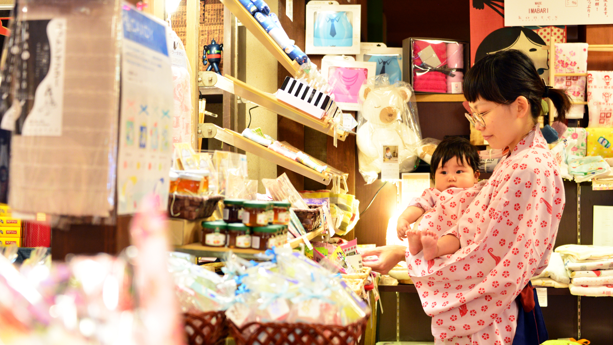 館内売店ではお土産・和雑貨・おつまみ・お子様用品などを取り揃えております。