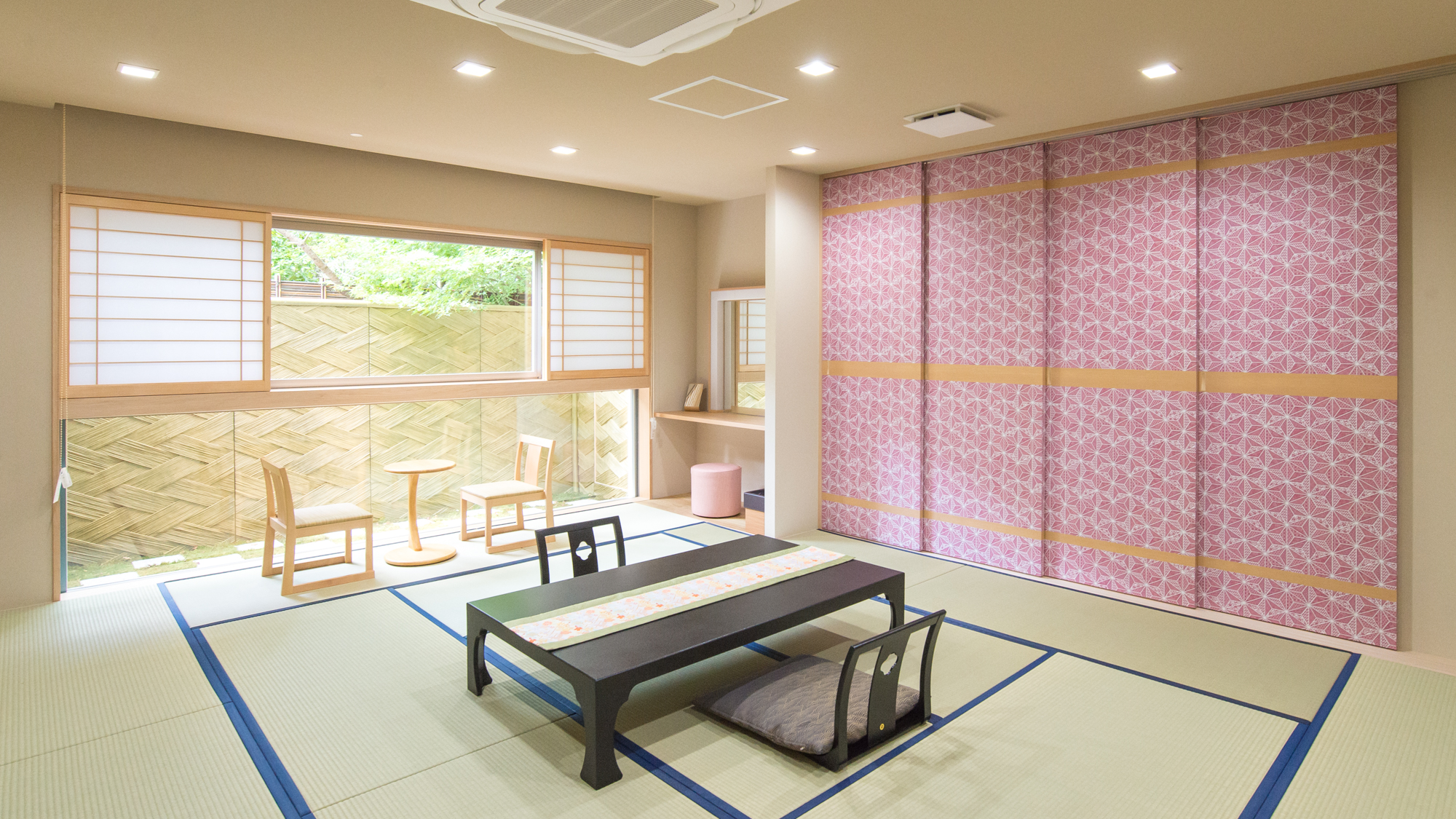 「はな」【花型金泉露天風呂付ファミリースイートルーム】襖で二間に仕切ることができます