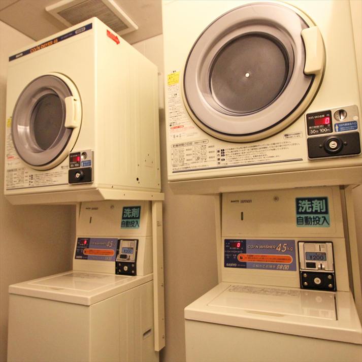 [Coin laundry] Two units are installed on the first floor. It is available 24 hours a day.