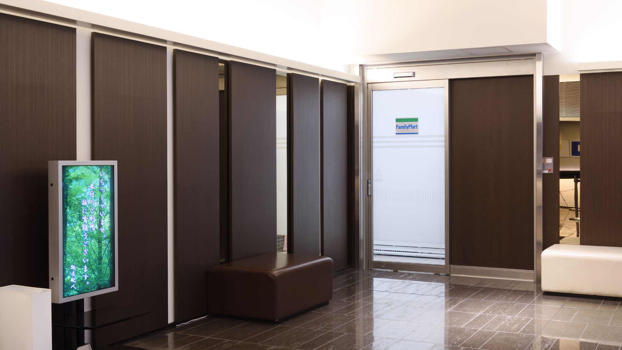 ファミリーマート入口