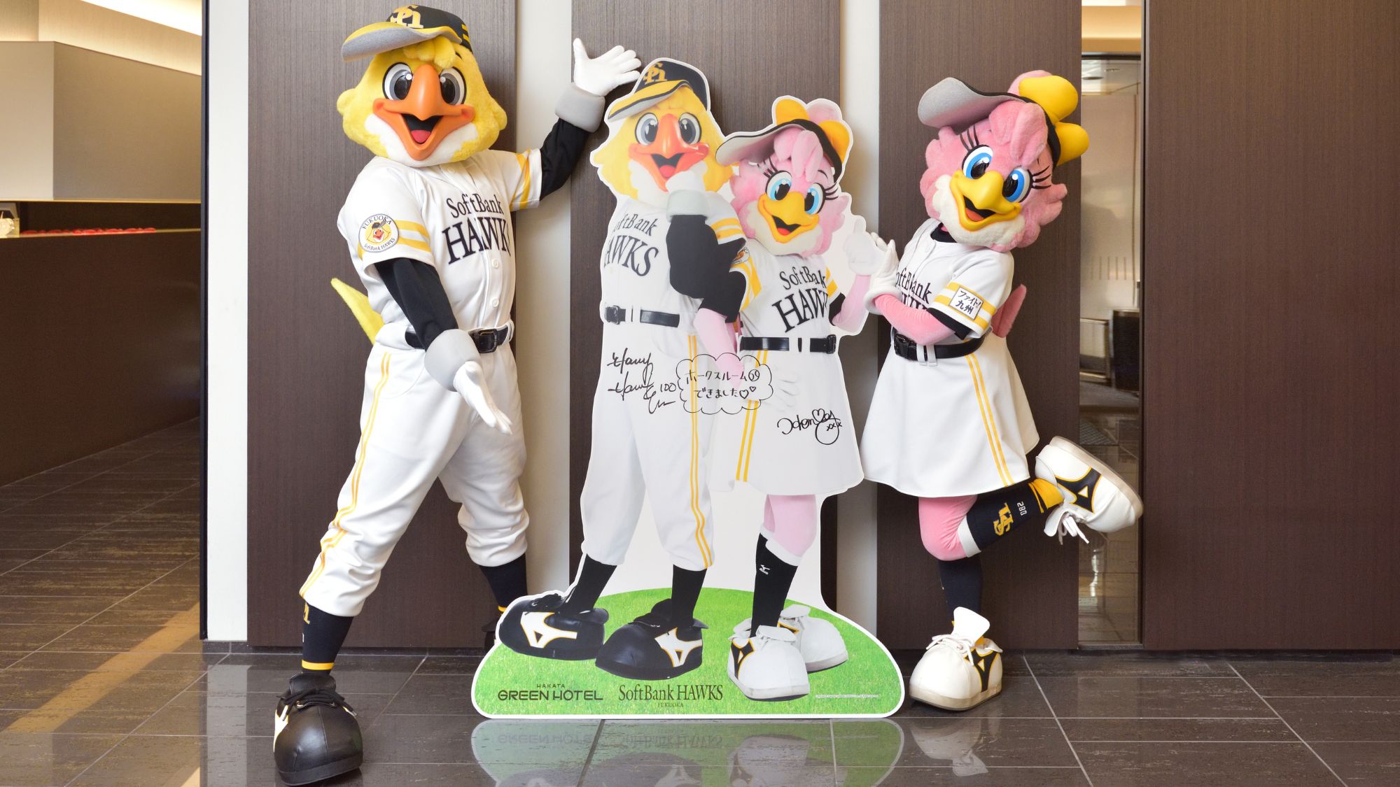 ロビーにハリーくんハニーちゃんのパネルを設置♪一緒に写真を撮ろう♪