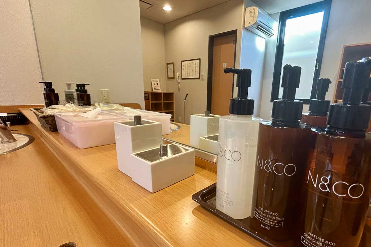 大浴場脱衣所・洗面化粧台①（女性用）