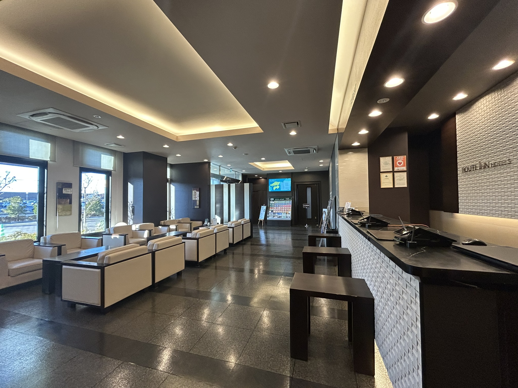 ホテルロビー～フロントカウンター