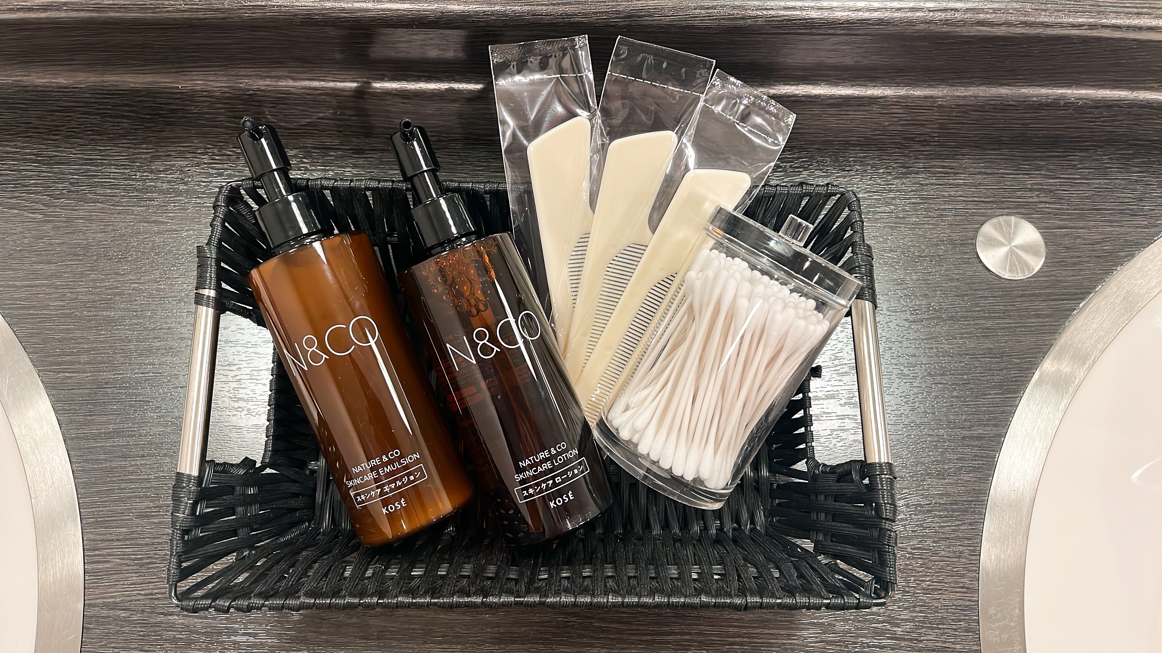 男性脱衣所洗面台のアメニティ①