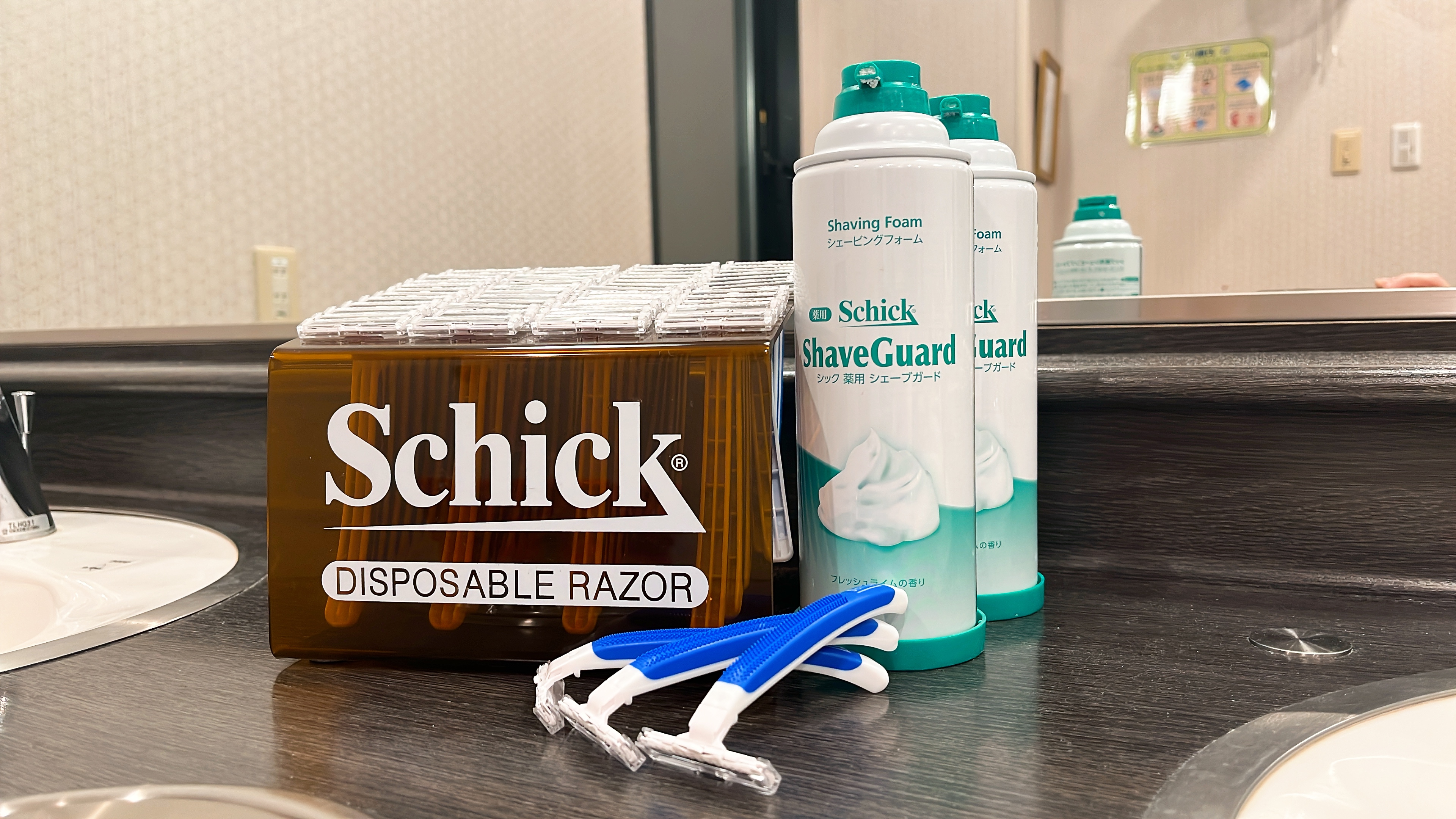 男性脱衣所洗面台のアメニティ②