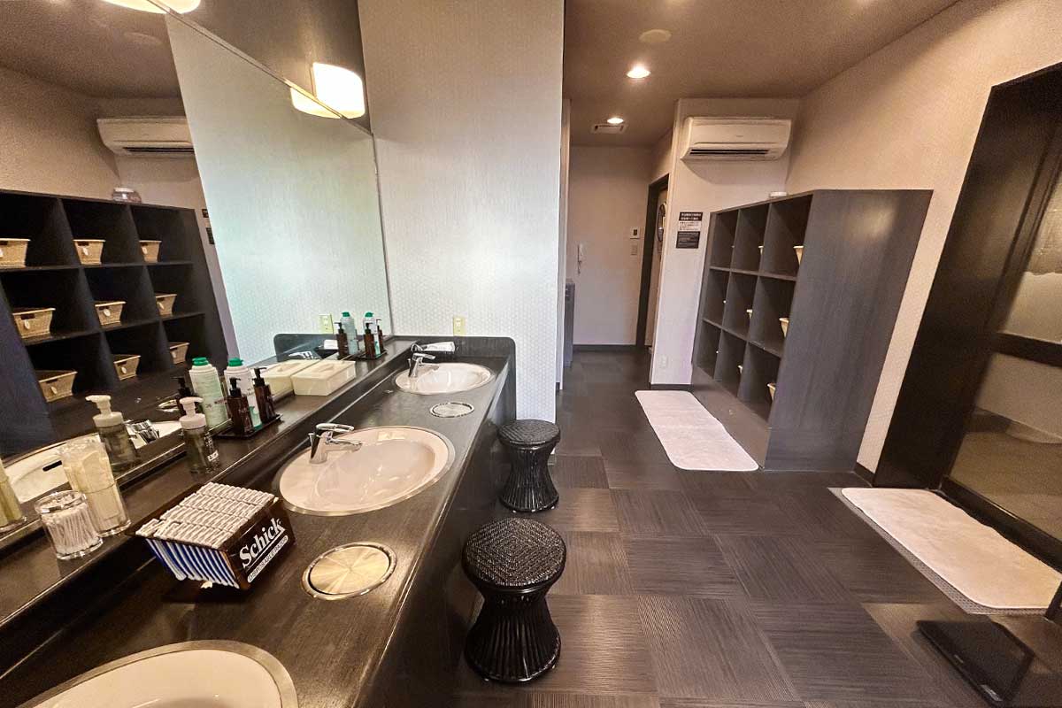 男性大浴場脱衣所②