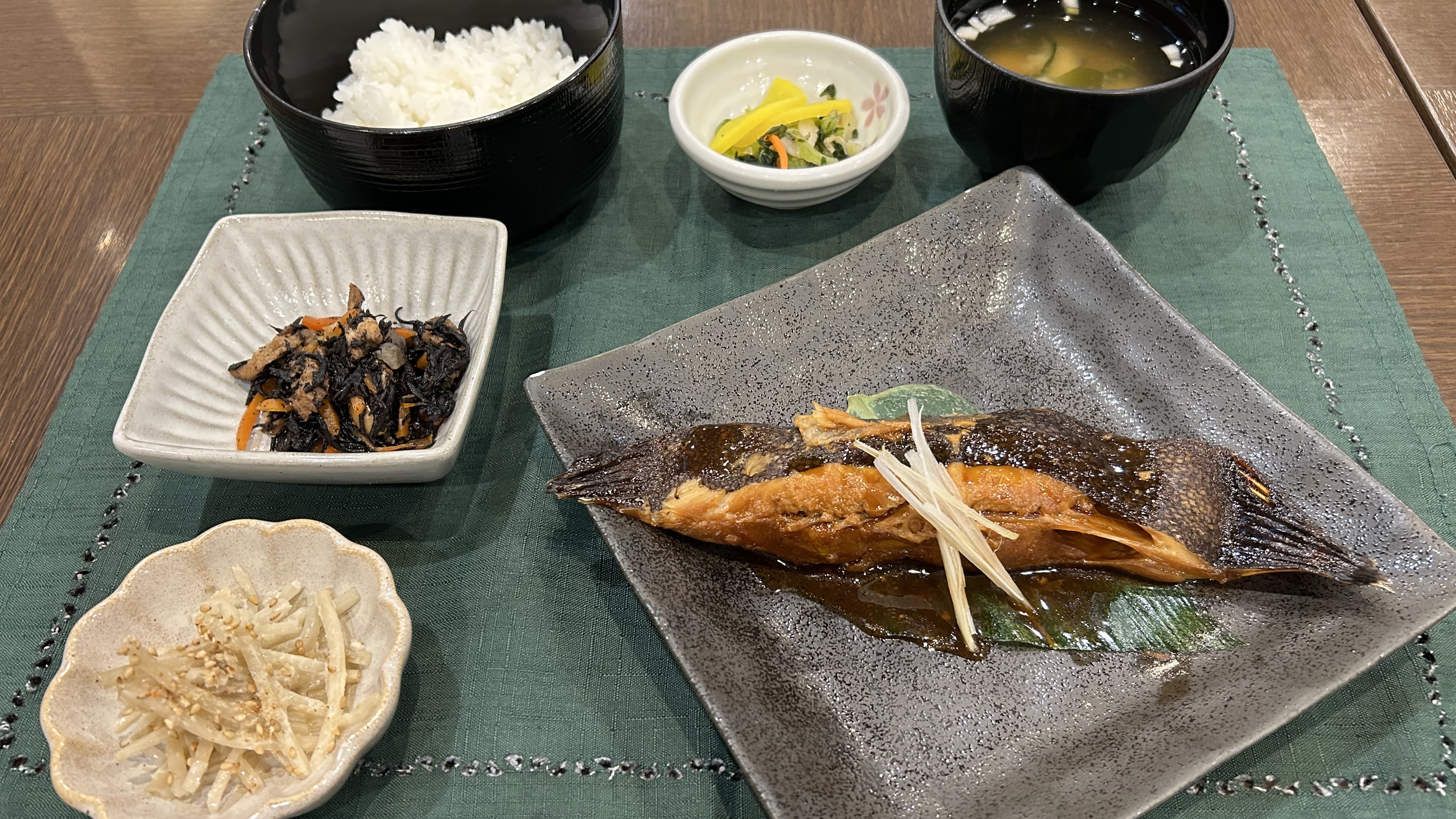 【花々亭】日替わり定食付プラン・メニュー例「かれいの煮付け定食」