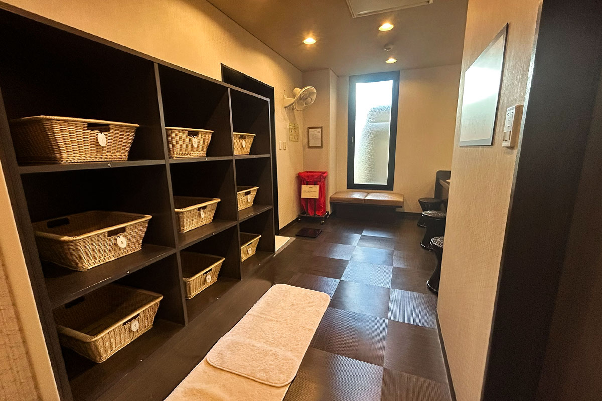 男性大浴場脱衣所①