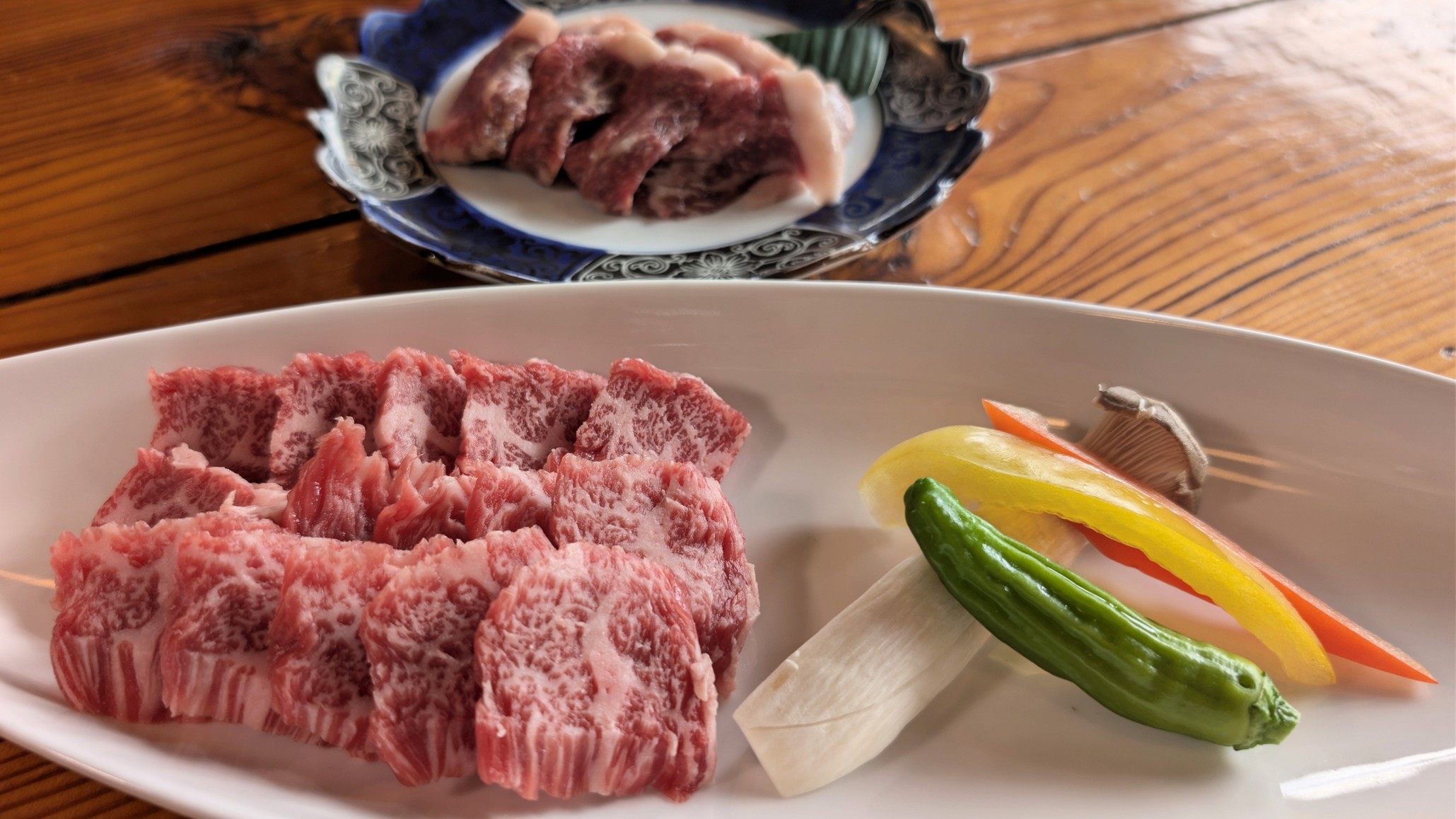 【★増量★足柄牛の陶板焼き】ジューシーで旨味抜群な赤身のお肉！卓上でお好きなように焼き上げてください